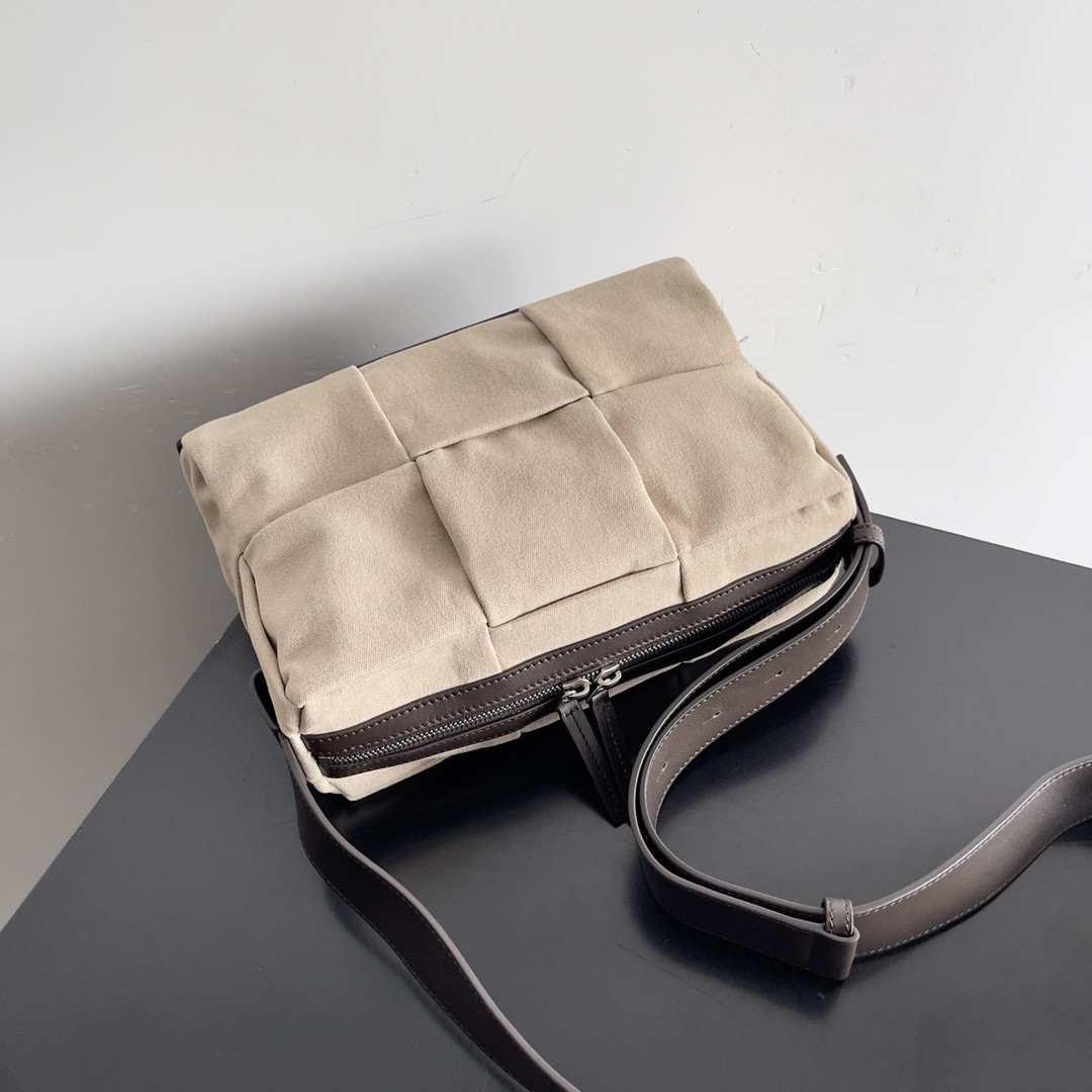 Bo*te*ga Ve*ne*ta Medium Arco Camera Bag 19x27x9cm