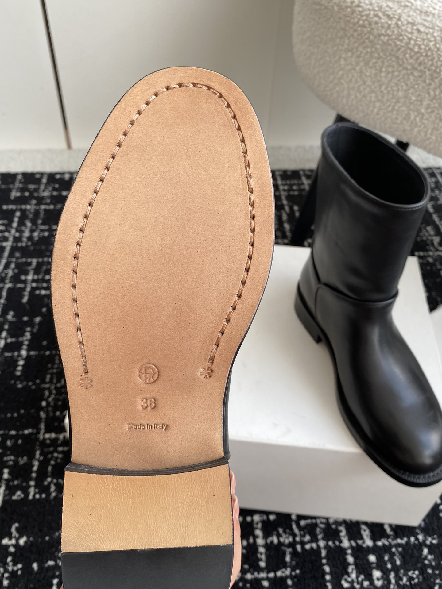 UA T*e R0w Boot