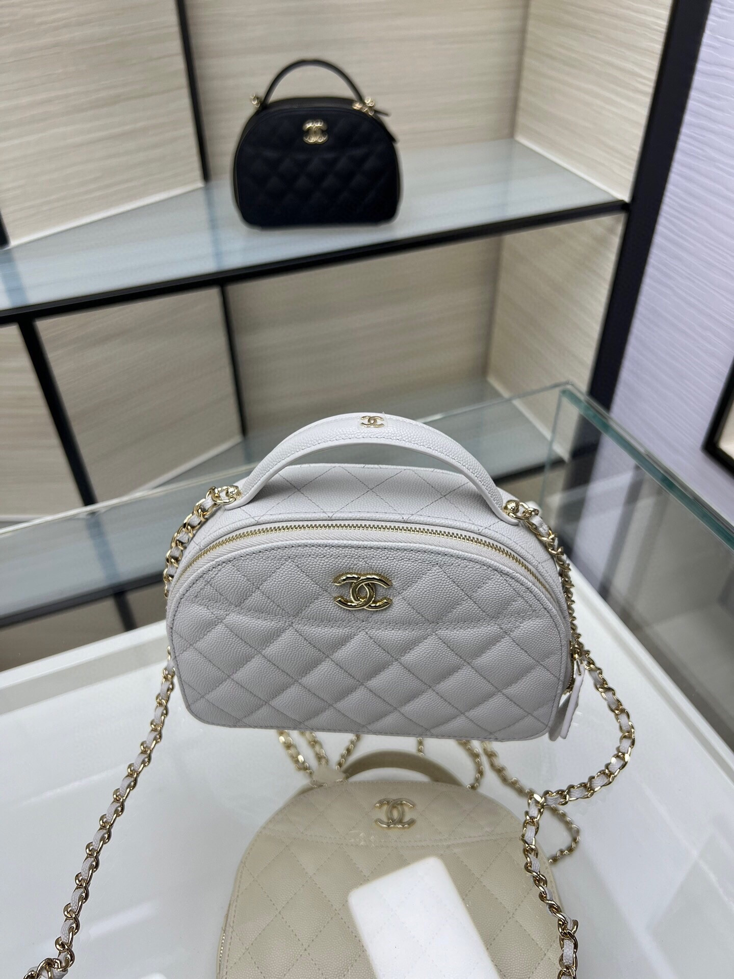 Ch*el 25C Chain shell bag 18X16X6cm