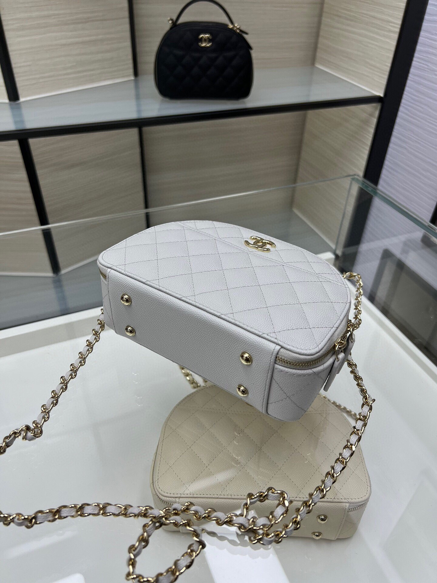 Ch*el 25C Chain shell bag 18X16X6cm