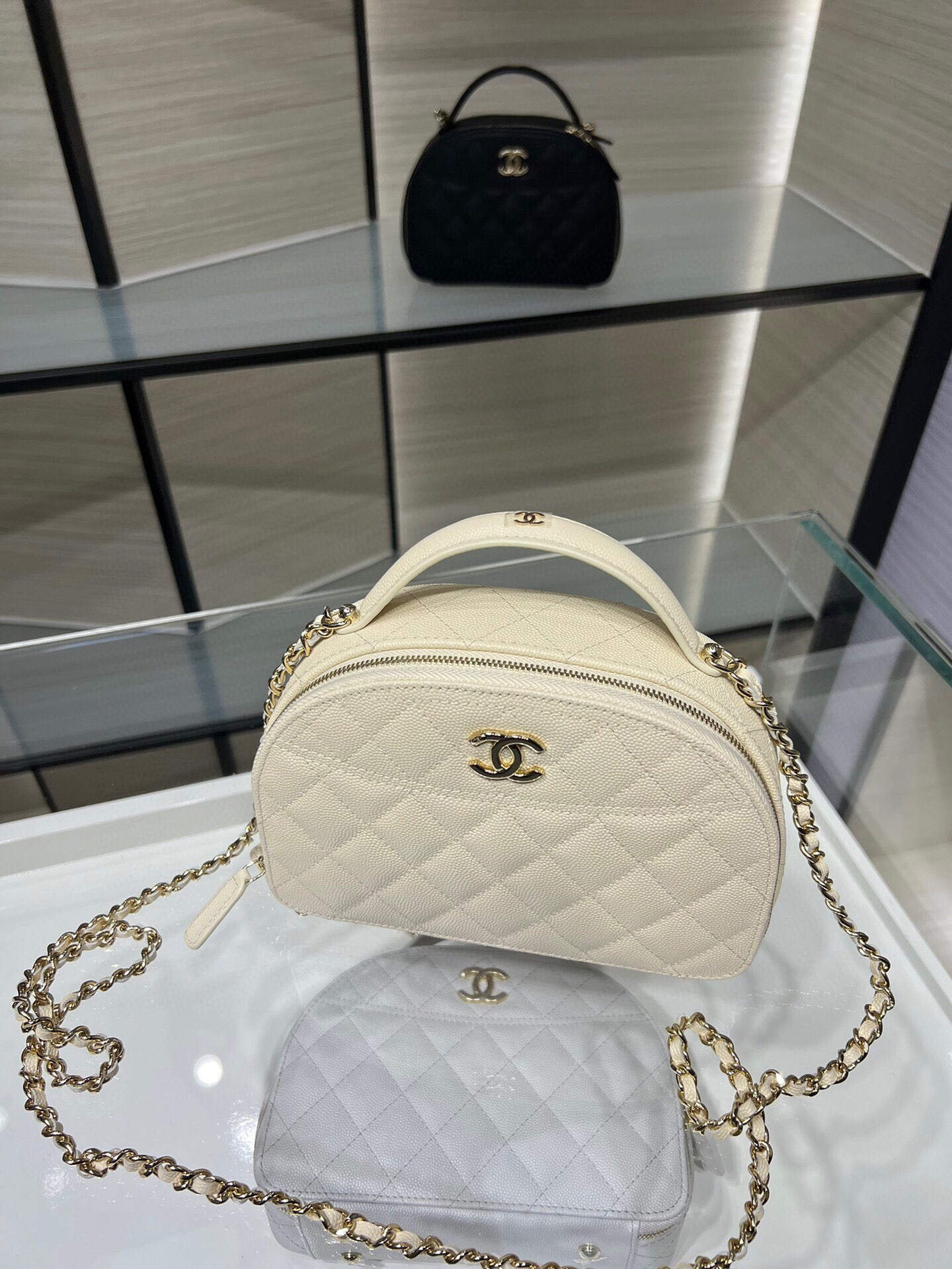 Ch*el 25C Chain shell bag 18X16X6cm