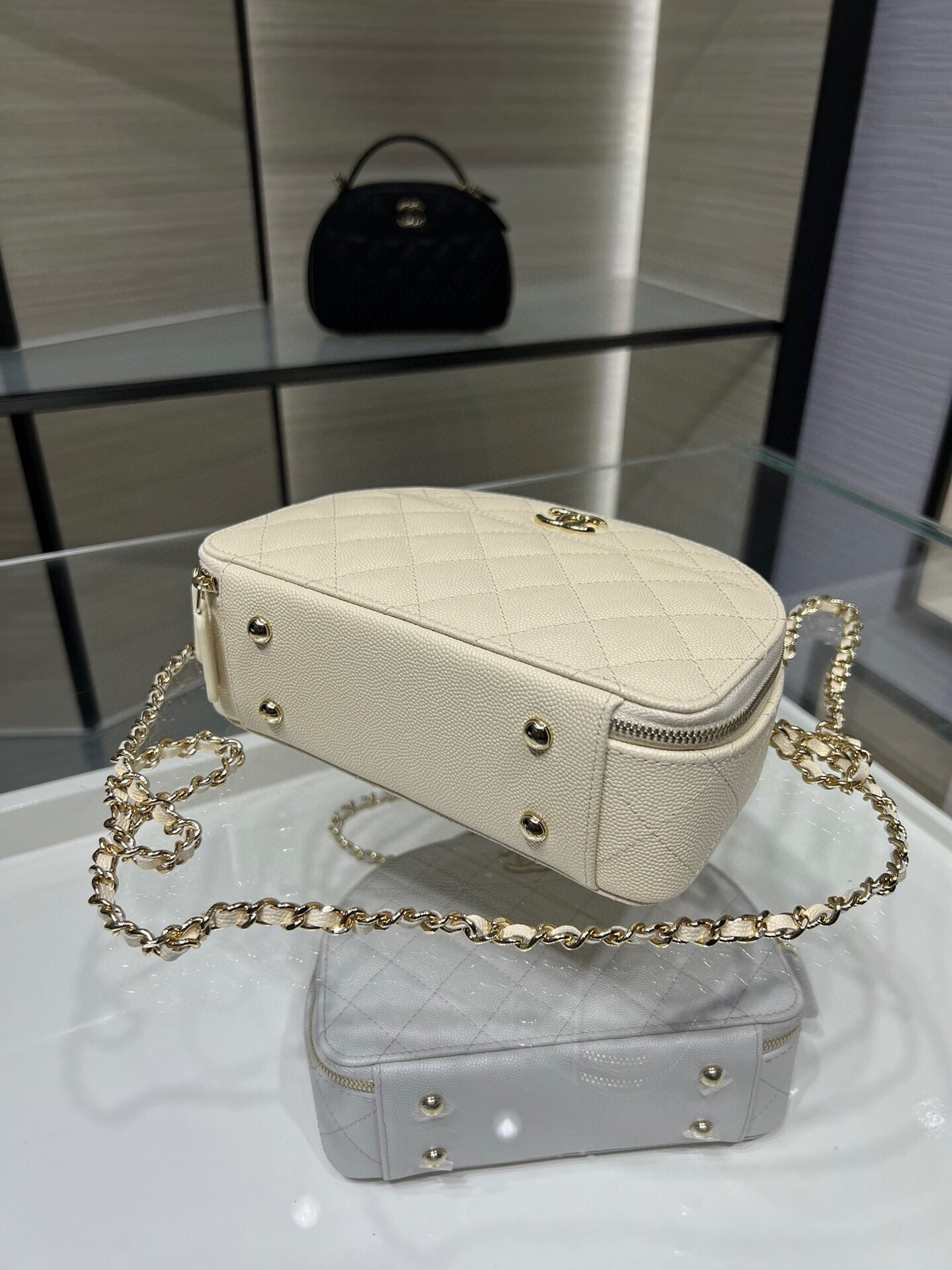Ch*el 25C Chain shell bag 18X16X6cm