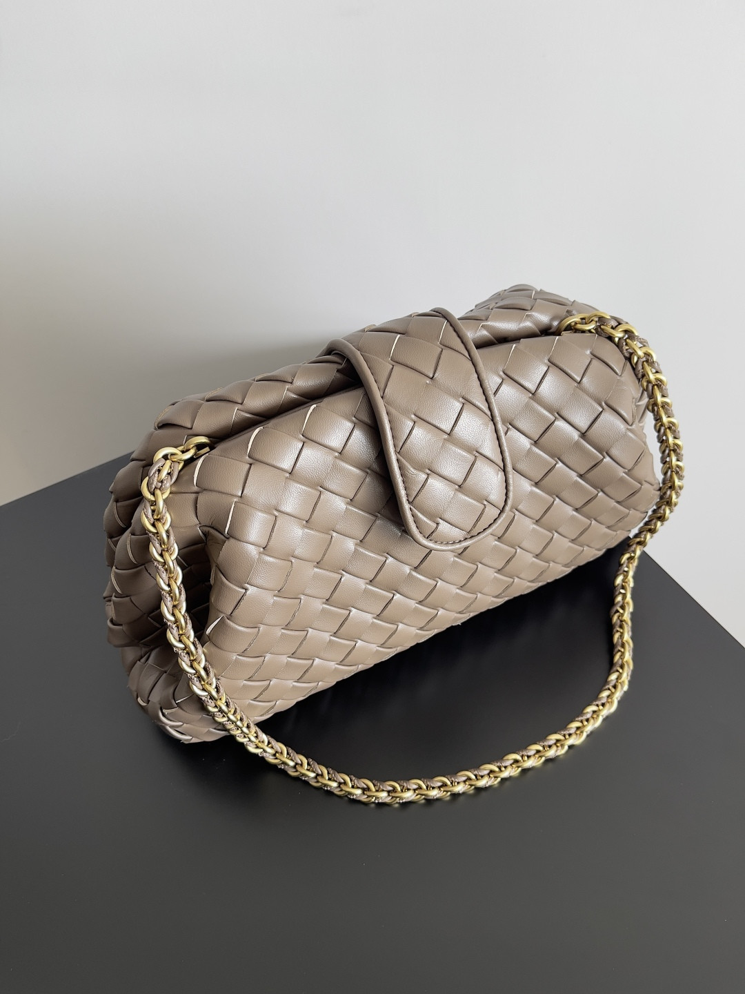 Bo*te*ga Ve*ne*ta LAUREN CLUTCH Andiamo Parachute 31x16.5x11cm
