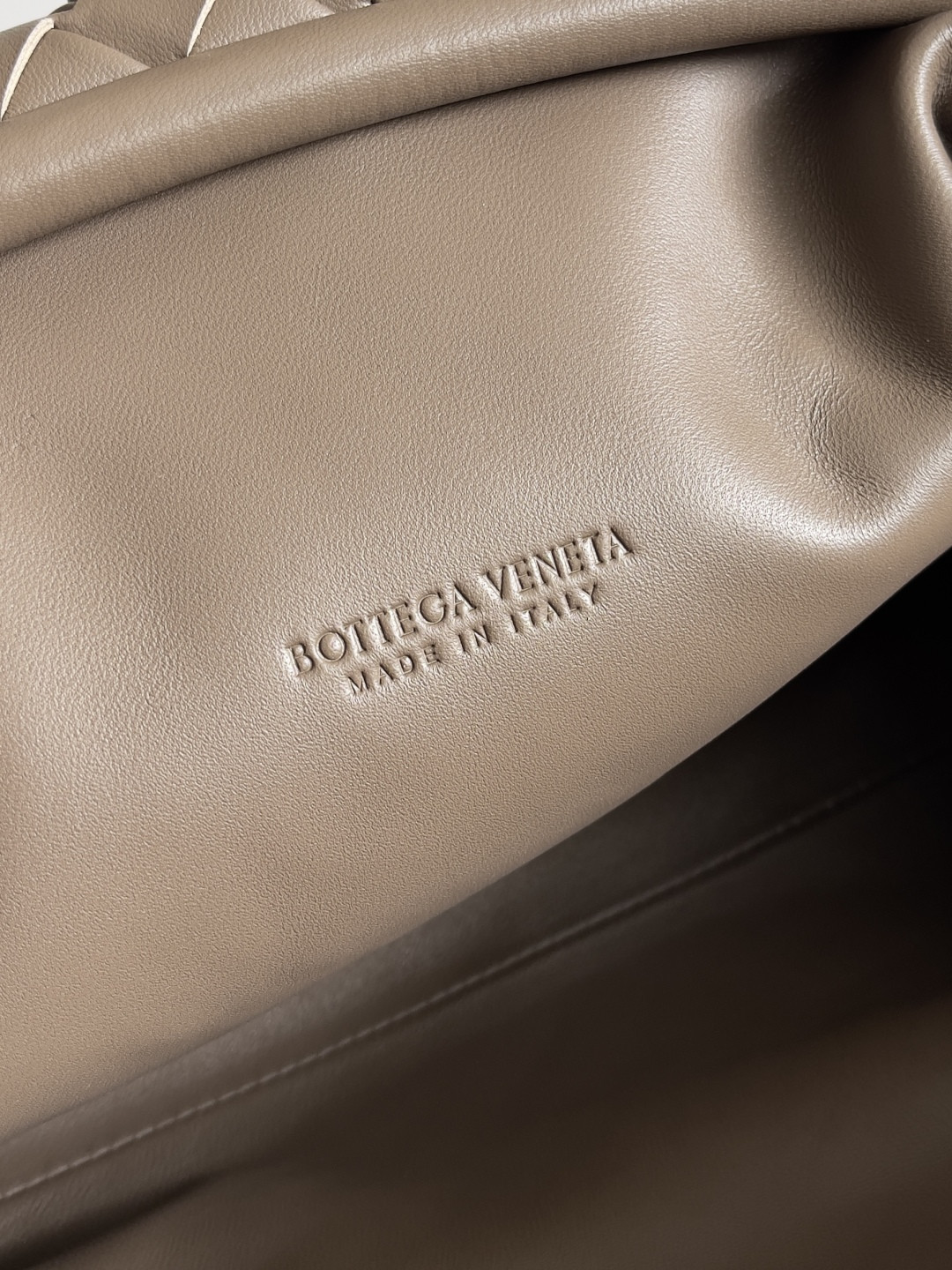 Bo*te*ga Ve*ne*ta LAUREN CLUTCH Andiamo Parachute 31x16.5x11cm