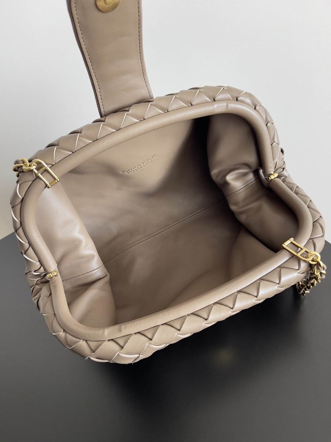 Bo*te*ga Ve*ne*ta LAUREN CLUTCH Andiamo Parachute 31x16.5x11cm