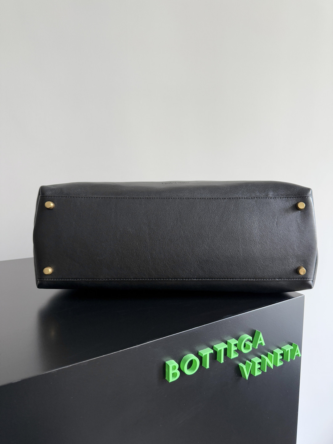 Bo*te*ga Ve*ne*ta Large Ciao Ciao 32x41.5x14.5cm