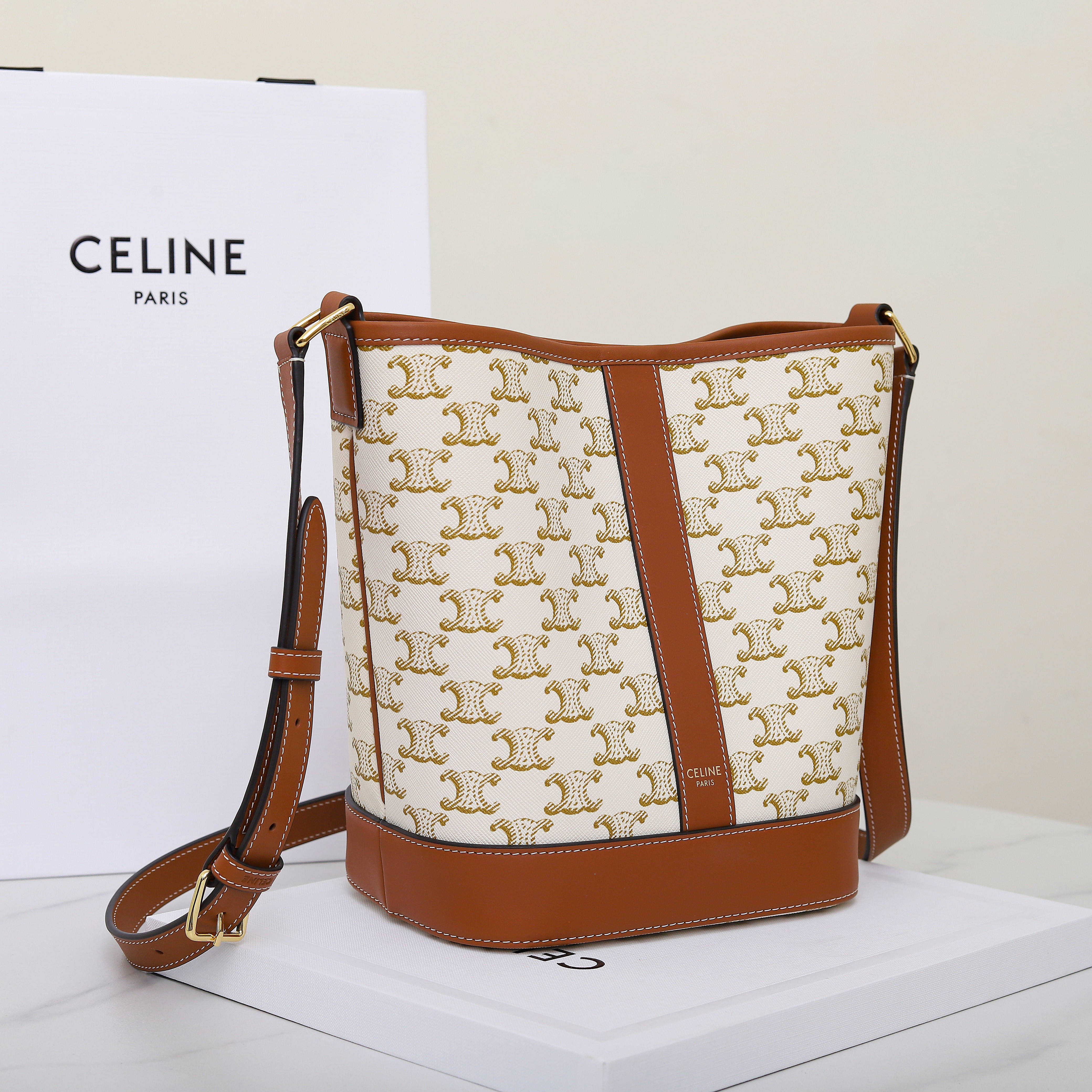 Ce**e SMALL BUCKET IN TRIOMPHE CANVAS AND CALFSKIN 191442 30x22x13cm