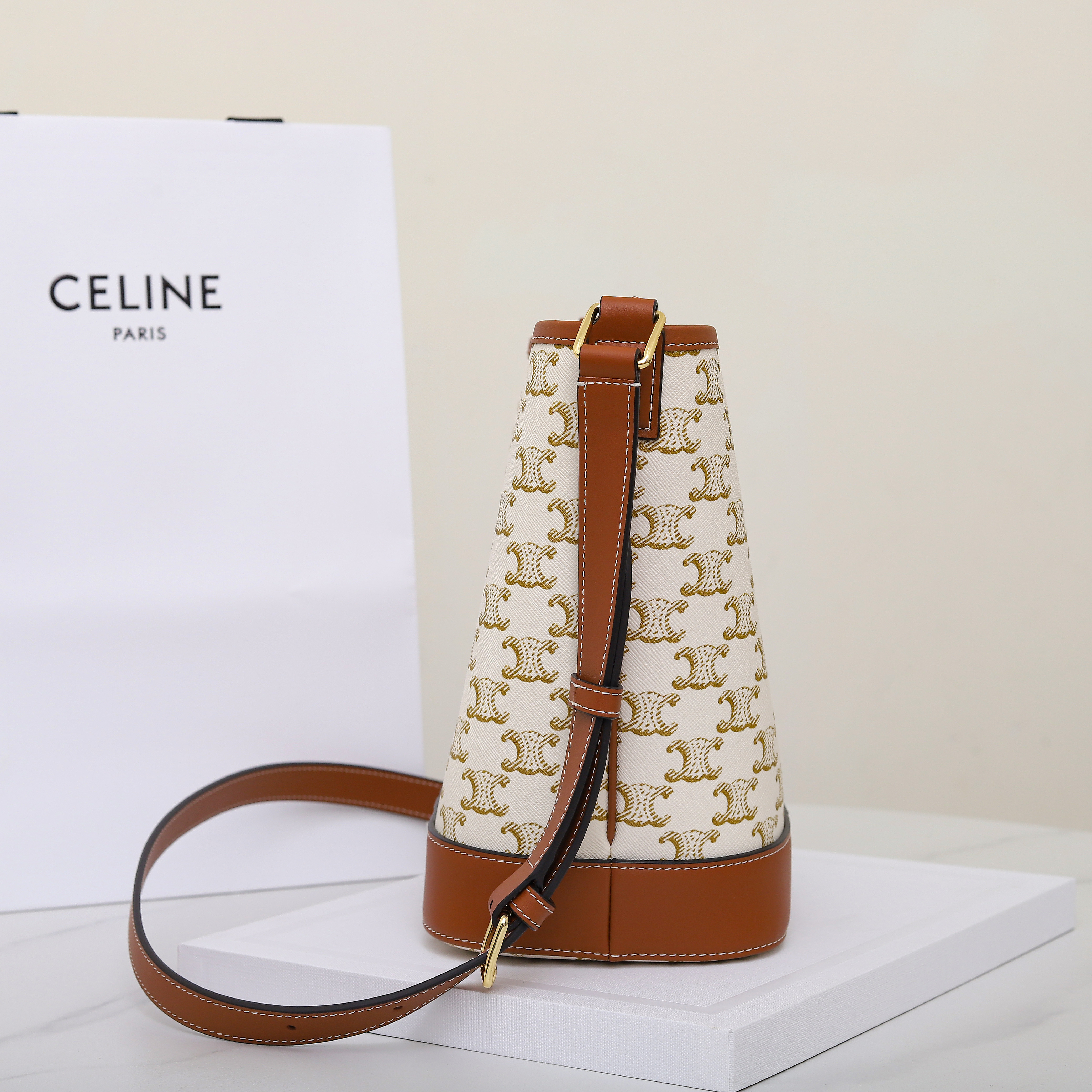 Ce**e SMALL BUCKET IN TRIOMPHE CANVAS AND CALFSKIN 191442 30x22x13cm