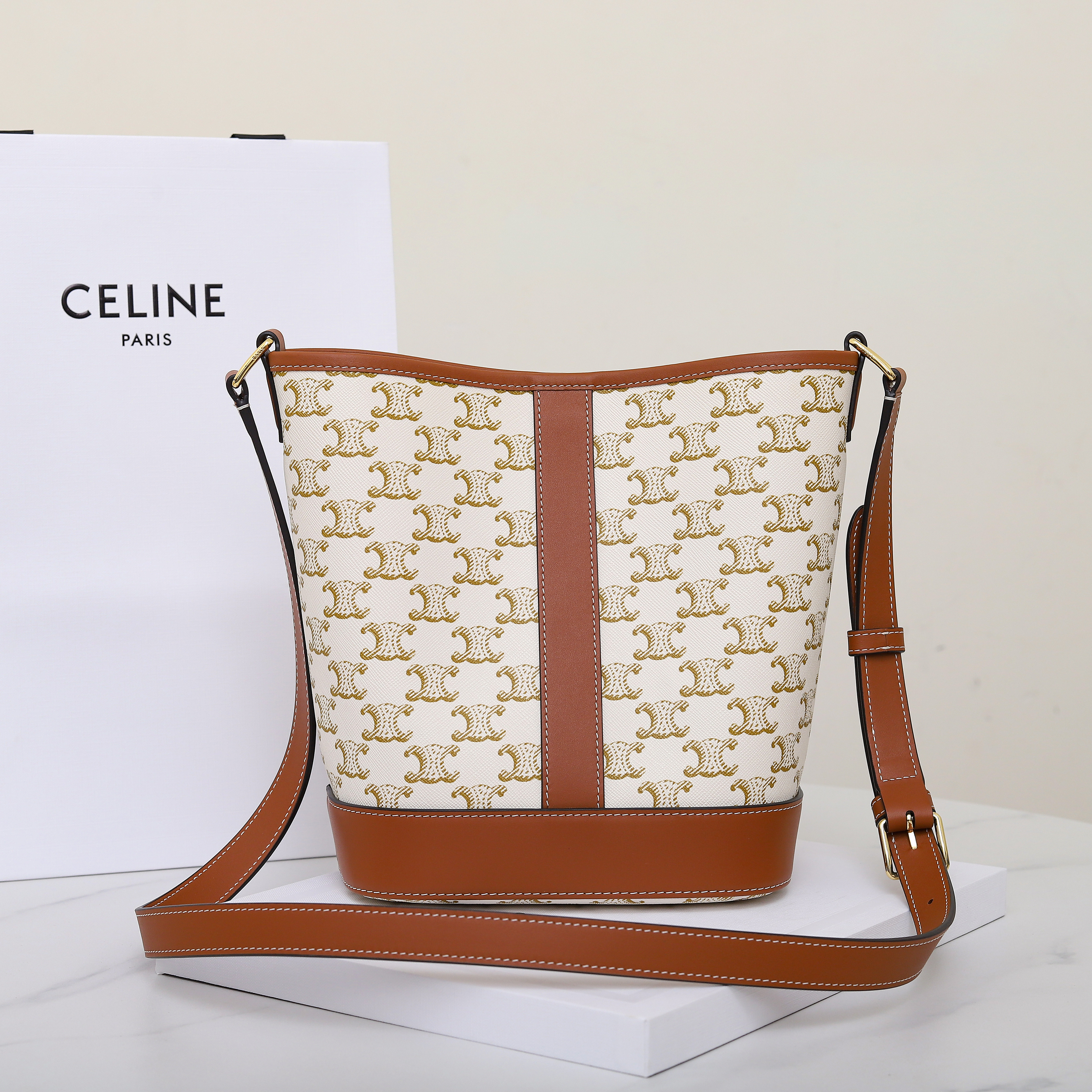 Ce**e SMALL BUCKET IN TRIOMPHE CANVAS AND CALFSKIN 191442 30x22x13cm