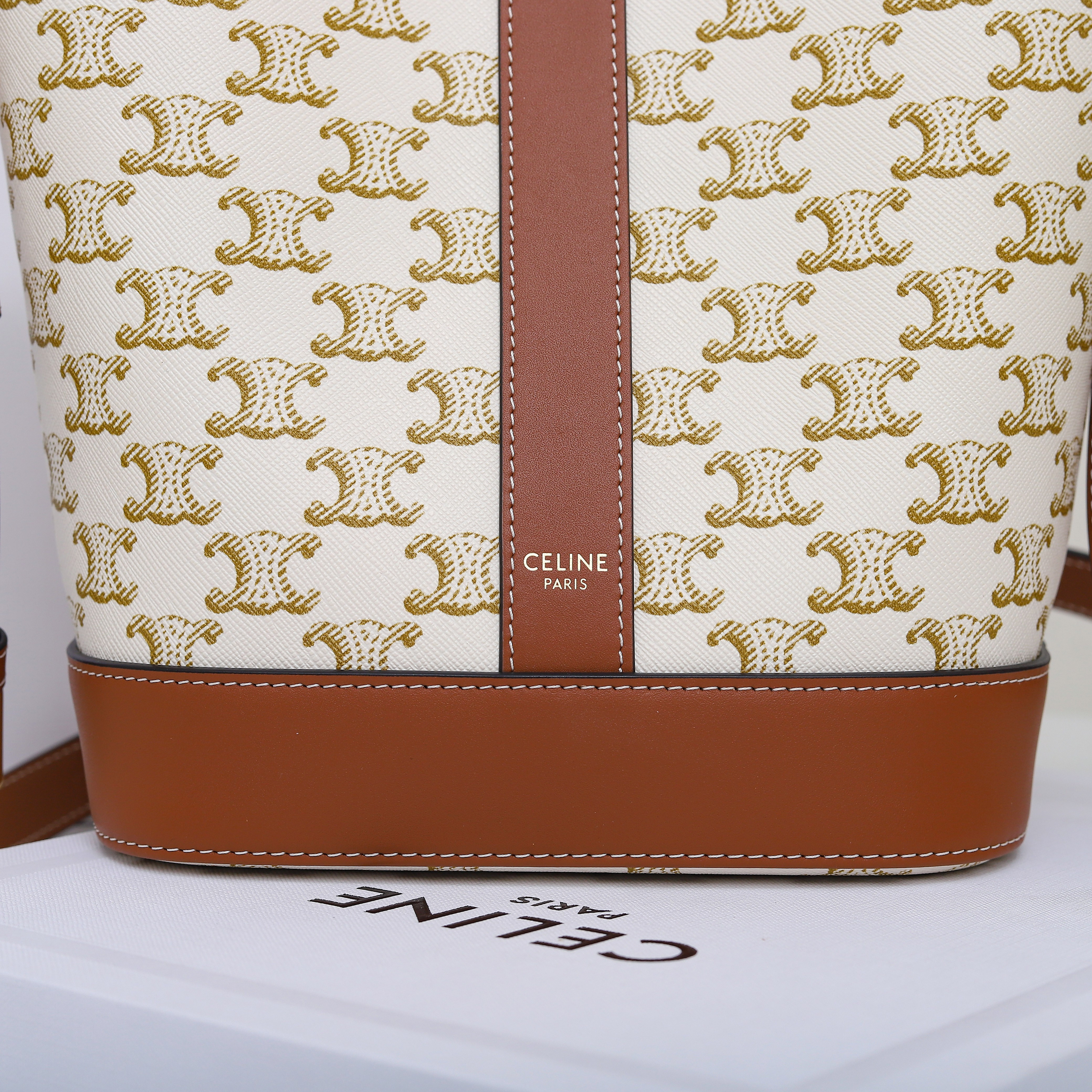Ce**e SMALL BUCKET IN TRIOMPHE CANVAS AND CALFSKIN 191442 30x22x13cm
