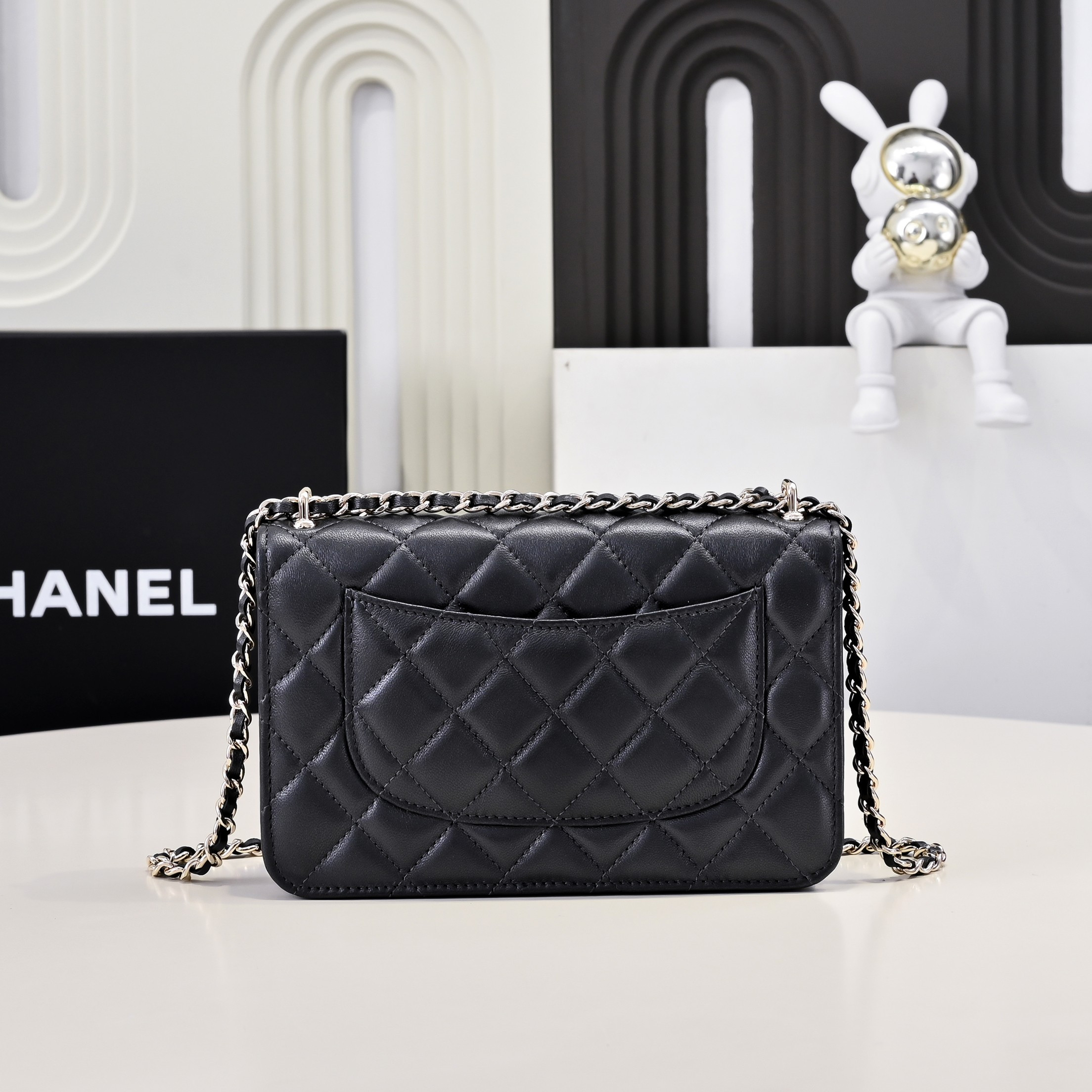 Ch*el SPRING-SUMMER 2025 PRE COLLECTION WALLET ON BLACK AP4537 19.5 × 13 × 3.5 cm
