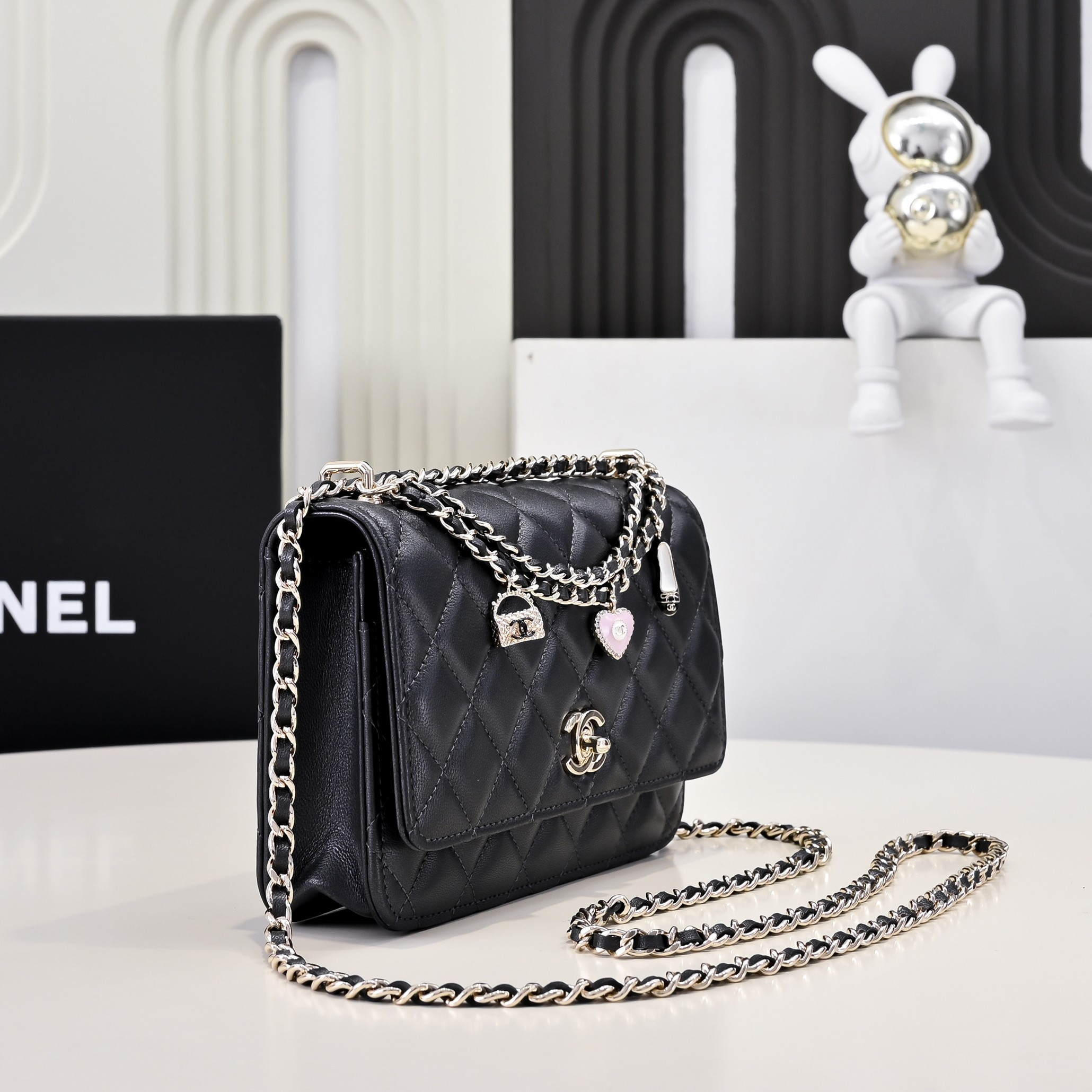 Ch*el SPRING-SUMMER 2025 PRE COLLECTION WALLET ON BLACK AP4537 19.5 × 13 × 3.5 cm