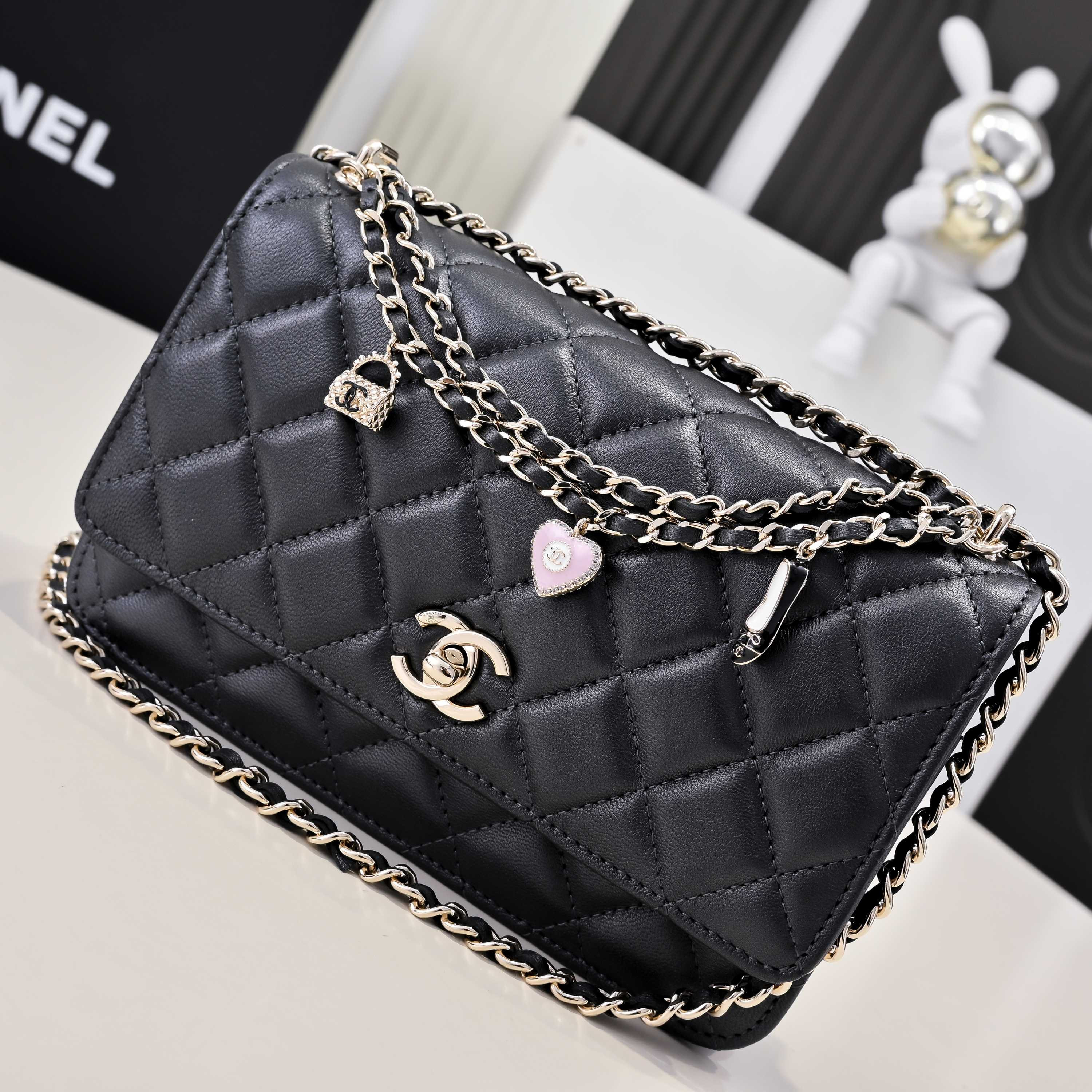 Ch*el SPRING-SUMMER 2025 PRE COLLECTION WALLET ON BLACK AP4537 19.5 × 13 × 3.5 cm