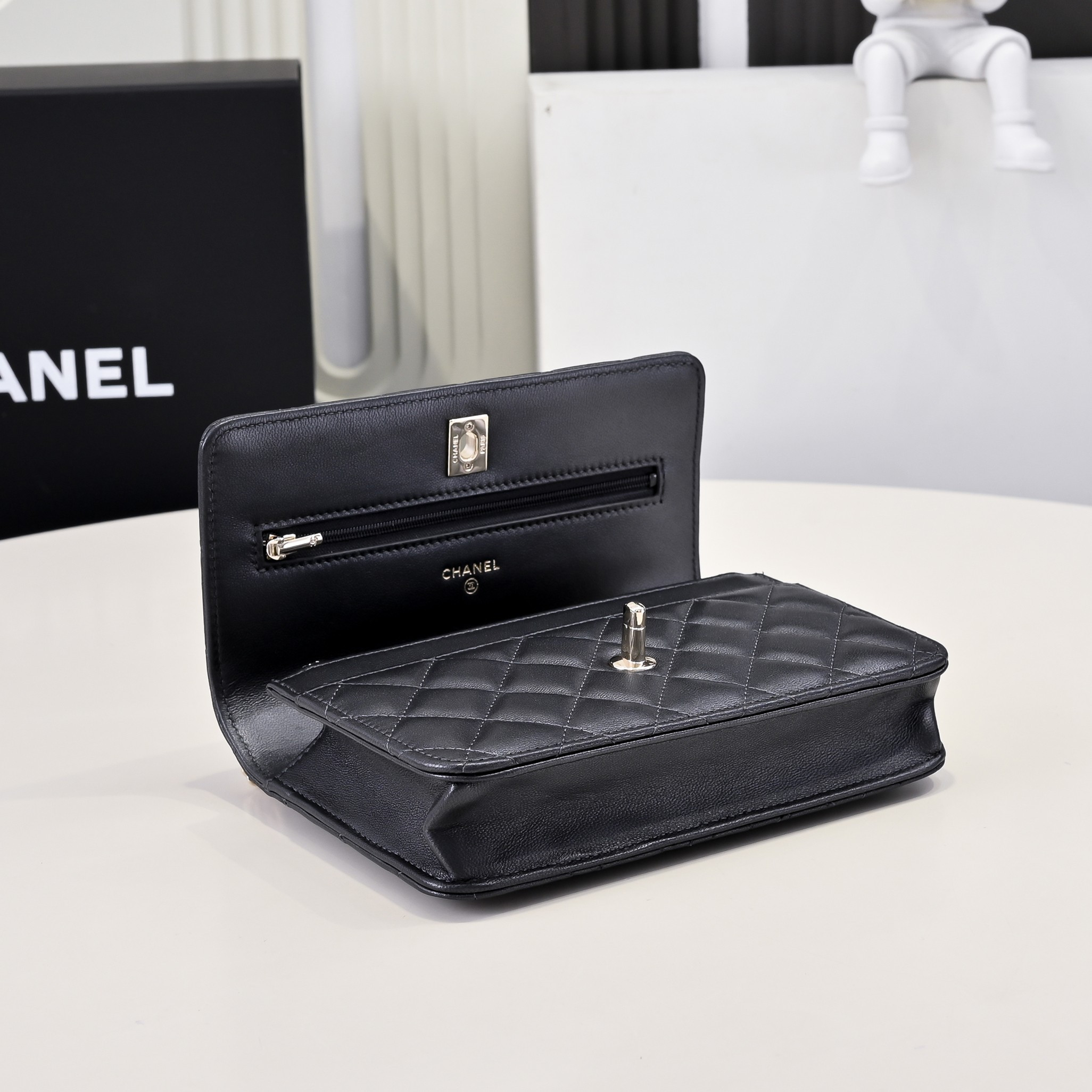 Ch*el SPRING-SUMMER 2025 PRE COLLECTION WALLET ON BLACK AP4537 19.5 × 13 × 3.5 cm
