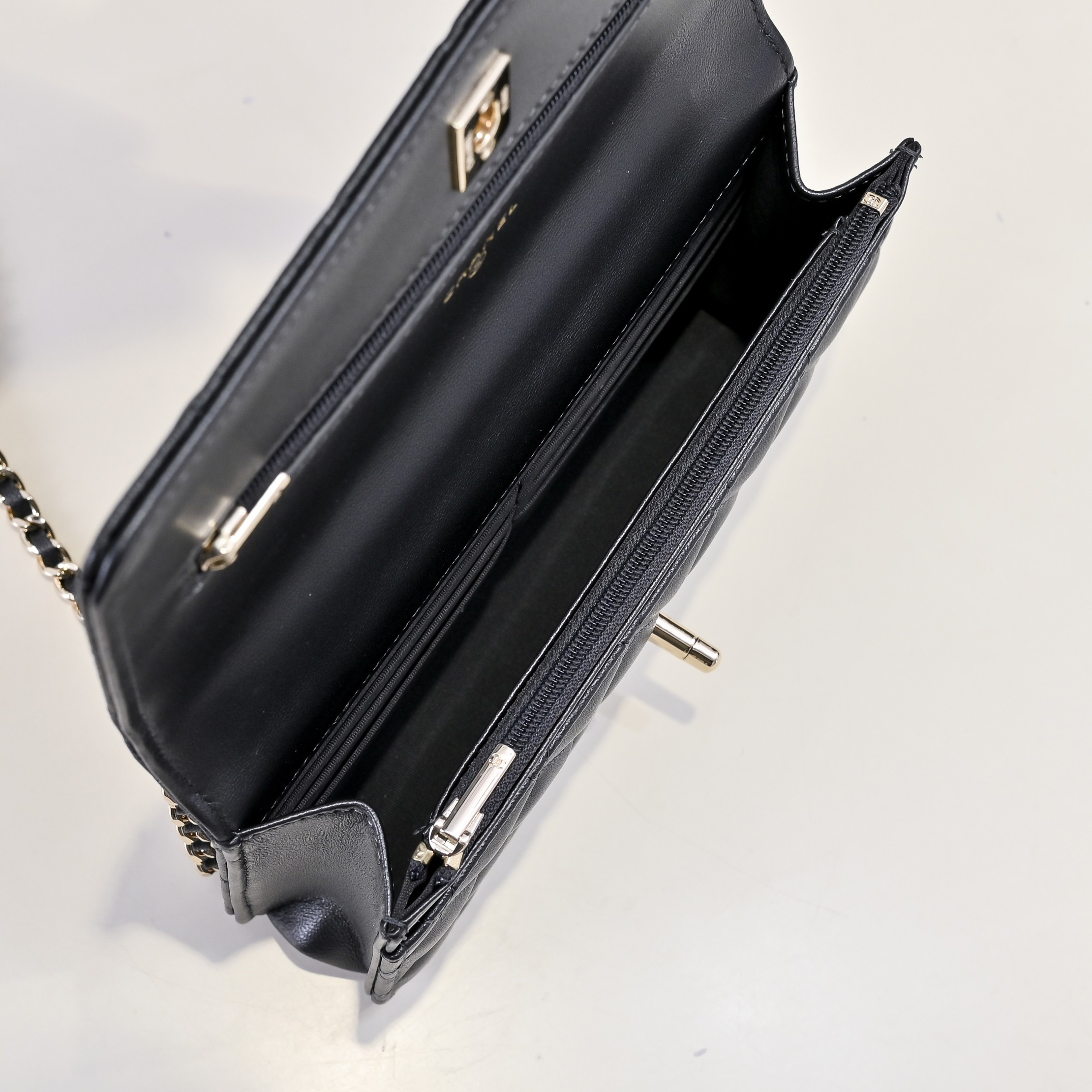 Ch*el SPRING-SUMMER 2025 PRE COLLECTION WALLET ON BLACK AP4537 19.5 × 13 × 3.5 cm