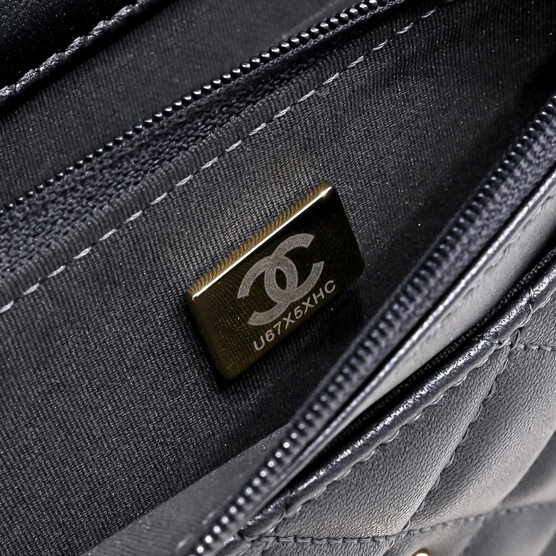 Ch*el SPRING-SUMMER 2025 PRE COLLECTION WALLET ON BLACK AP4537 19.5 × 13 × 3.5 cm