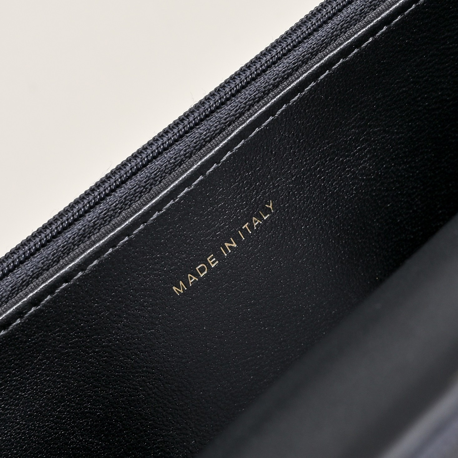 Ch*el SPRING-SUMMER 2025 PRE COLLECTION WALLET ON BLACK AP4537 19.5 × 13 × 3.5 cm