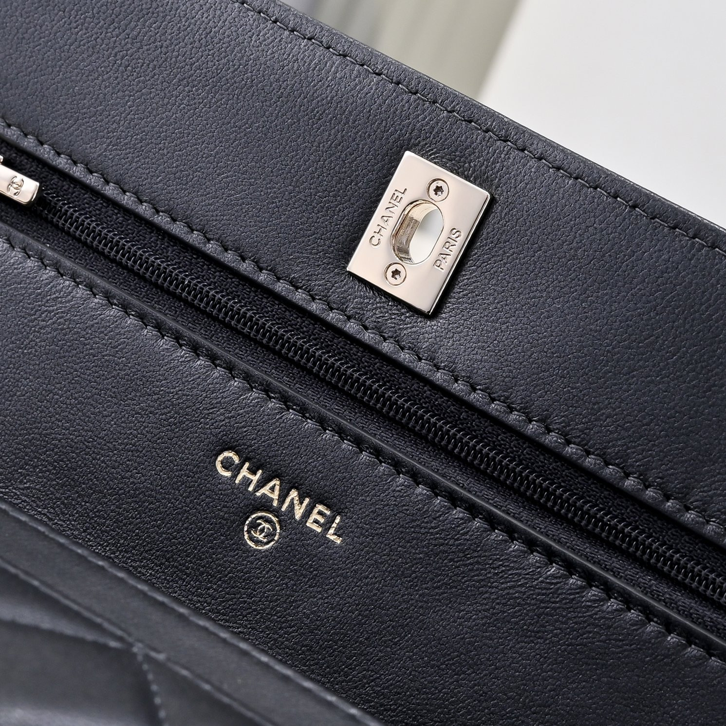 Ch*el SPRING-SUMMER 2025 PRE COLLECTION WALLET ON BLACK AP4537 19.5 × 13 × 3.5 cm