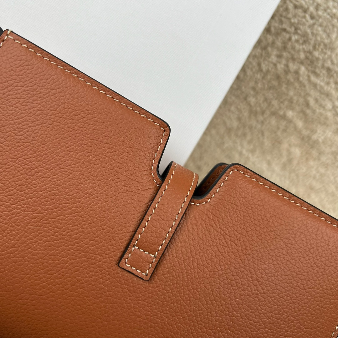 Ce**e 16 STRAP POCHETTE in IN S*pPLE GRAINED CALFSKIN 18.5 x 12 x 3 cm
