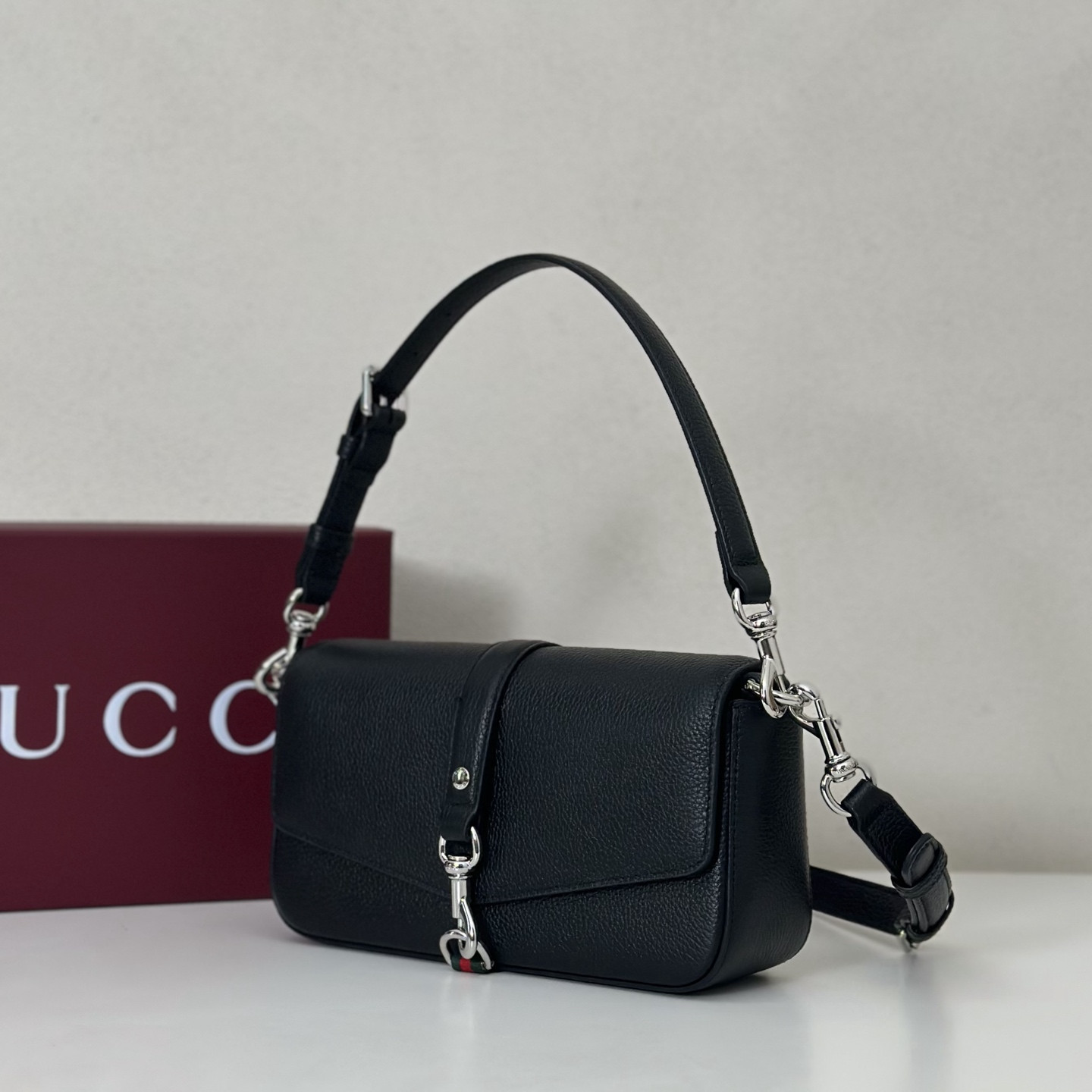 G*u*i Small crossbody bag with hook closure 23.5 x 12.5 x 6.5 cm