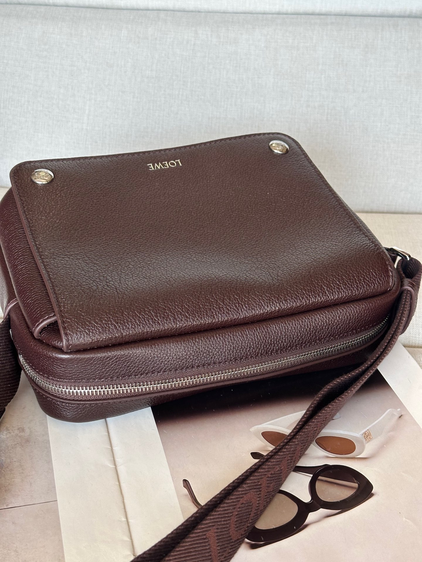 L0ew* Medium Pebble messenger bag in S*pple grained calfskin 18x23x9cm