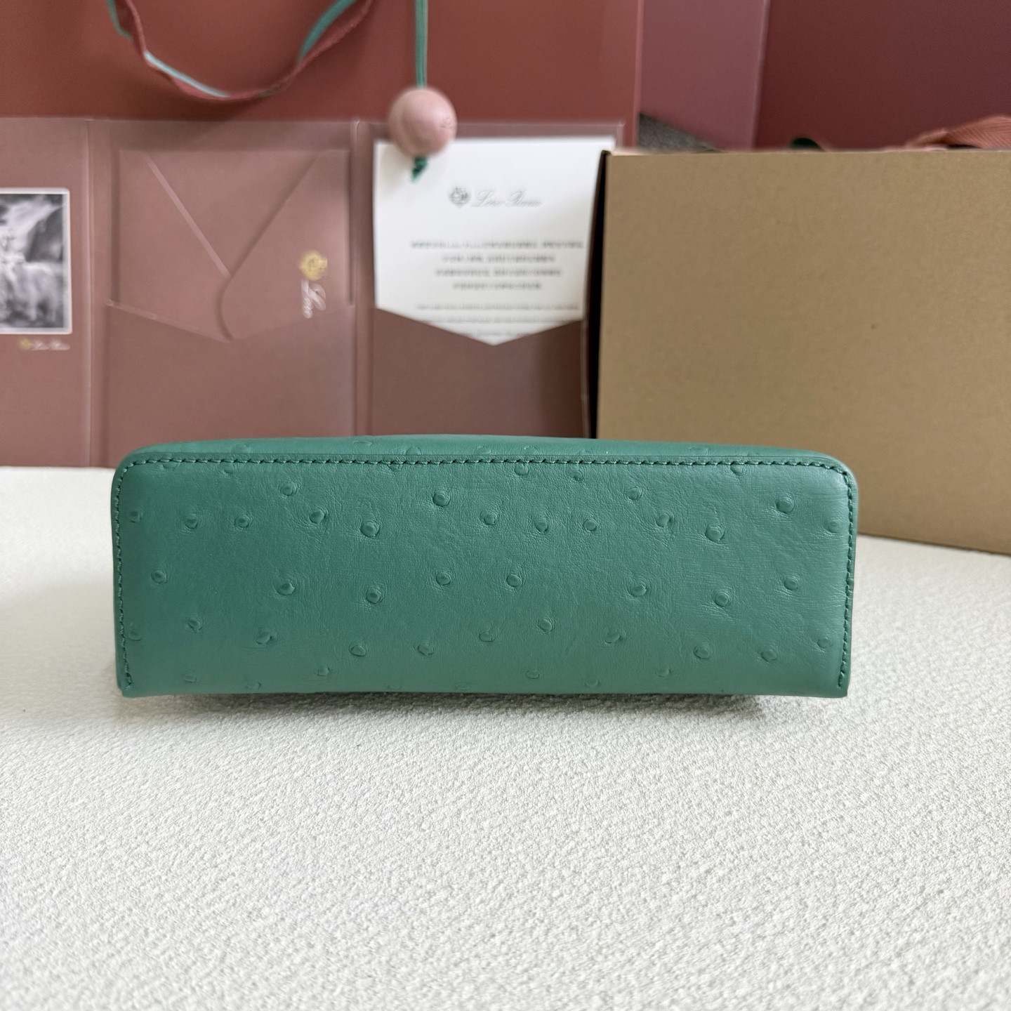 L**o p*ana Extra Pocket L19 Ostrich-grained Leather 11 x 19 x 6.5 cm