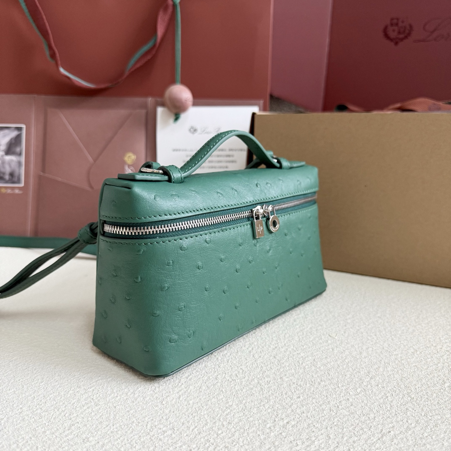 L**o p*ana Extra Pocket L19 Ostrich-grained Leather 11 x 19 x 6.5 cm