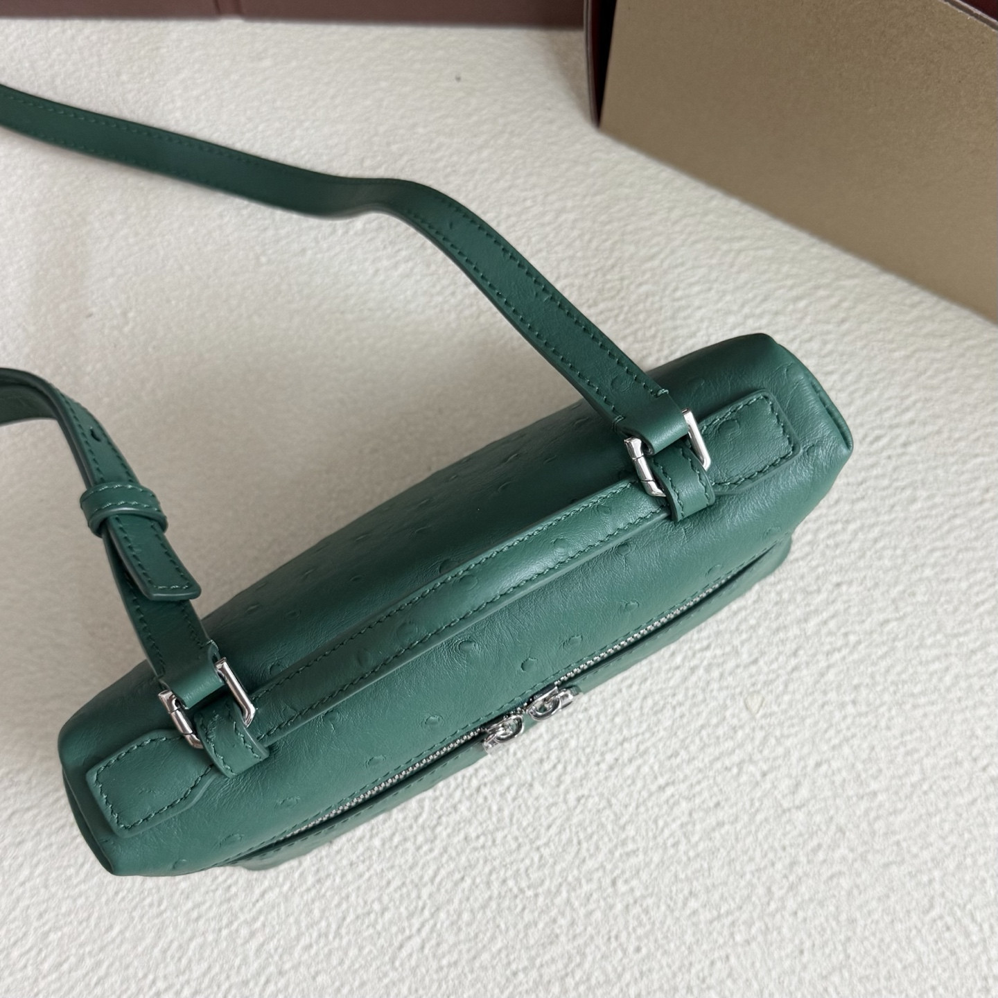 L**o p*ana Extra Pocket L19 Ostrich-grained Leather 11 x 19 x 6.5 cm