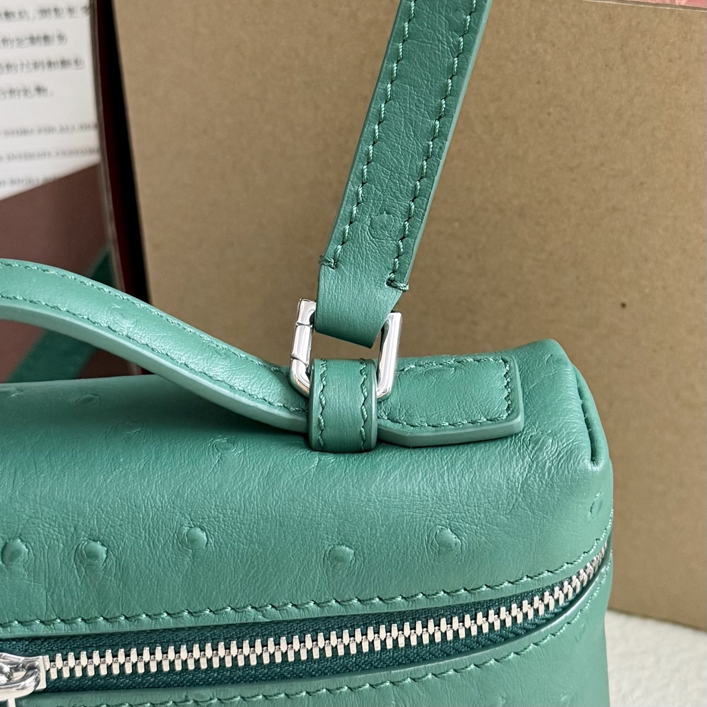 L**o p*ana Extra Pocket L19 Ostrich-grained Leather 11 x 19 x 6.5 cm