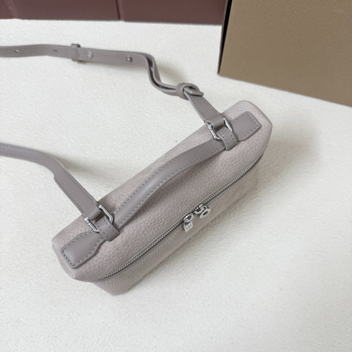 L**o p*ana extra pocket l19 grained calfskin 11 x 19 x 6.5 cm
