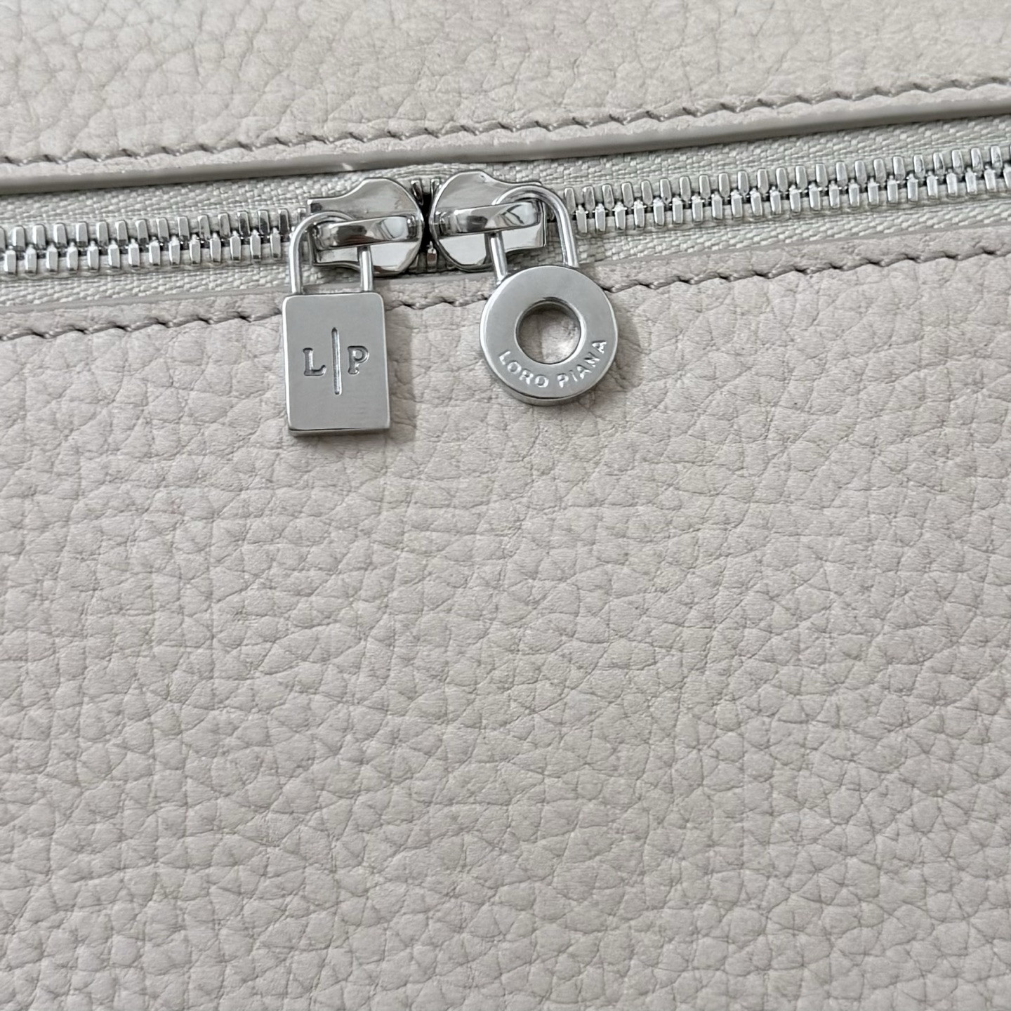 L**o p*ana extra pocket l19 grained calfskin 11 x 19 x 6.5 cm