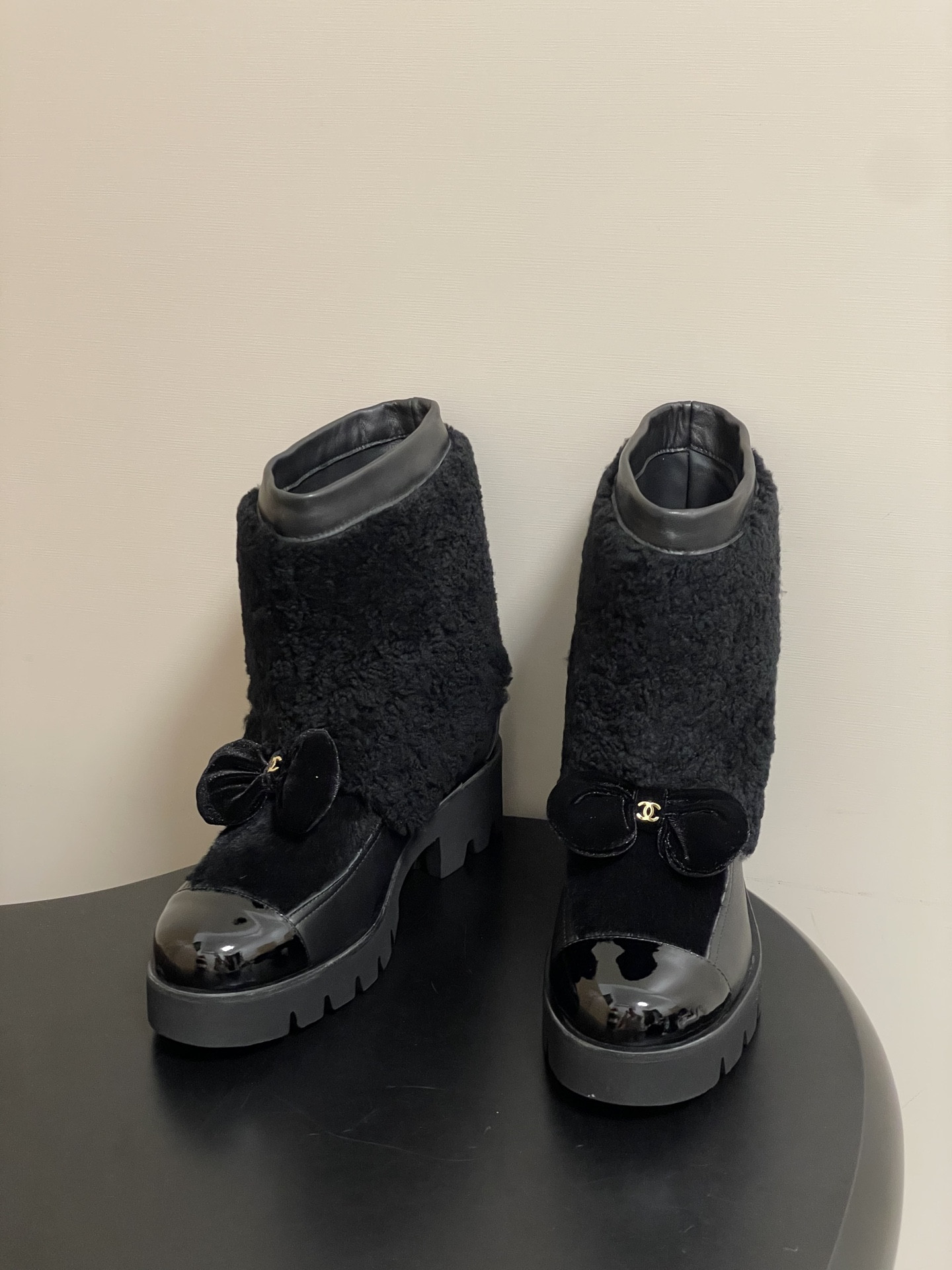 ua Ch*el short boots