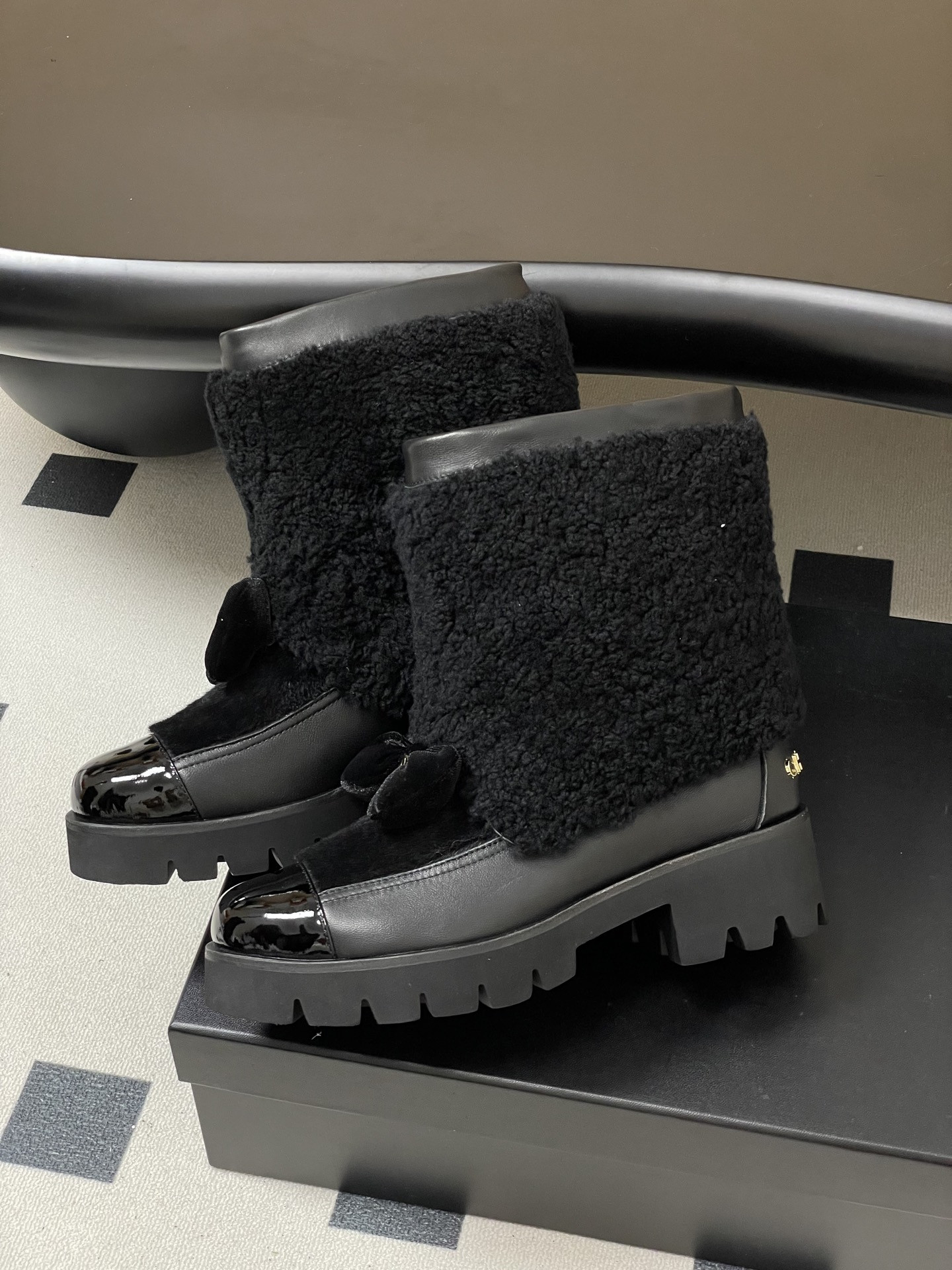ua Ch*el short boots