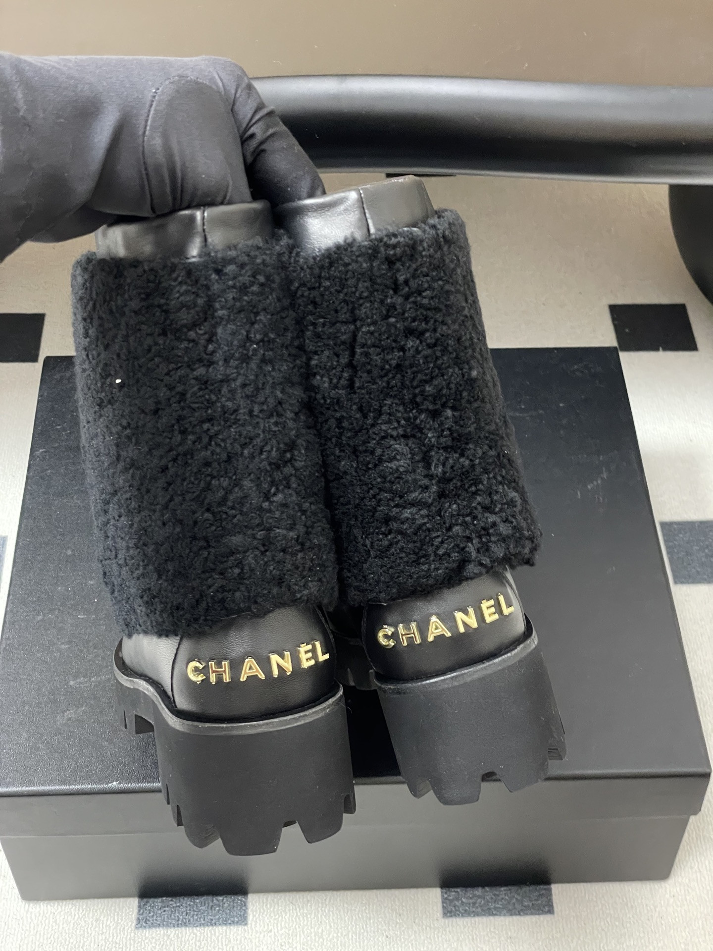 ua Ch*el short boots