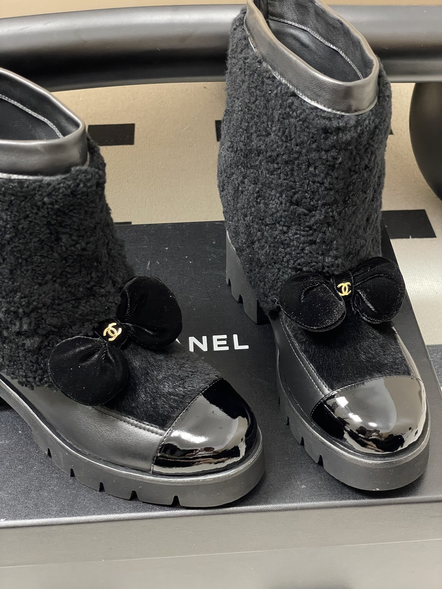ua Ch*el short boots