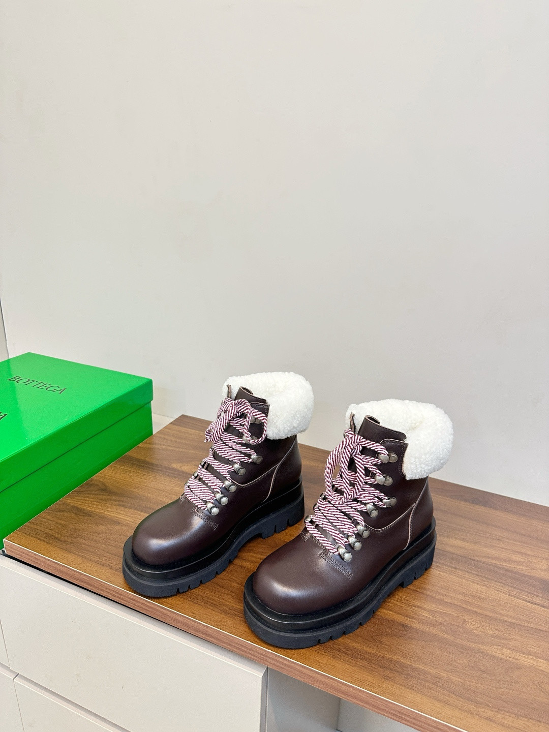 ua bo*te*ga Ve*ne*ta lug hiking ankle boot