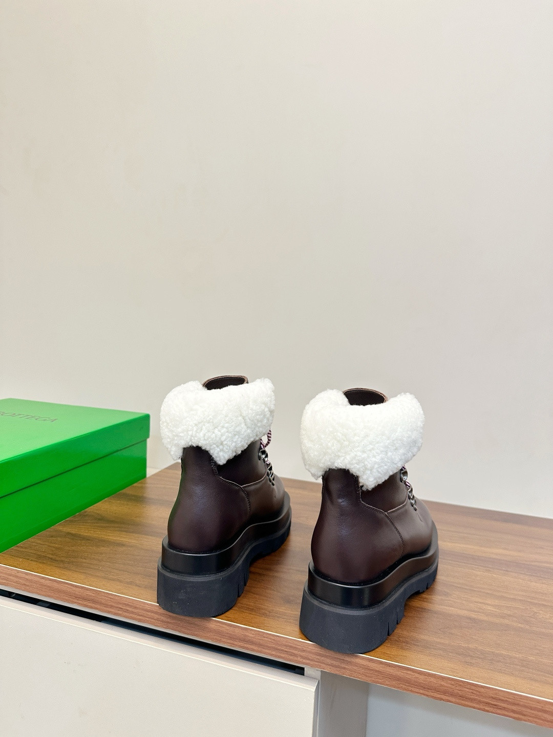 ua bo*te*ga Ve*ne*ta lug hiking ankle boot