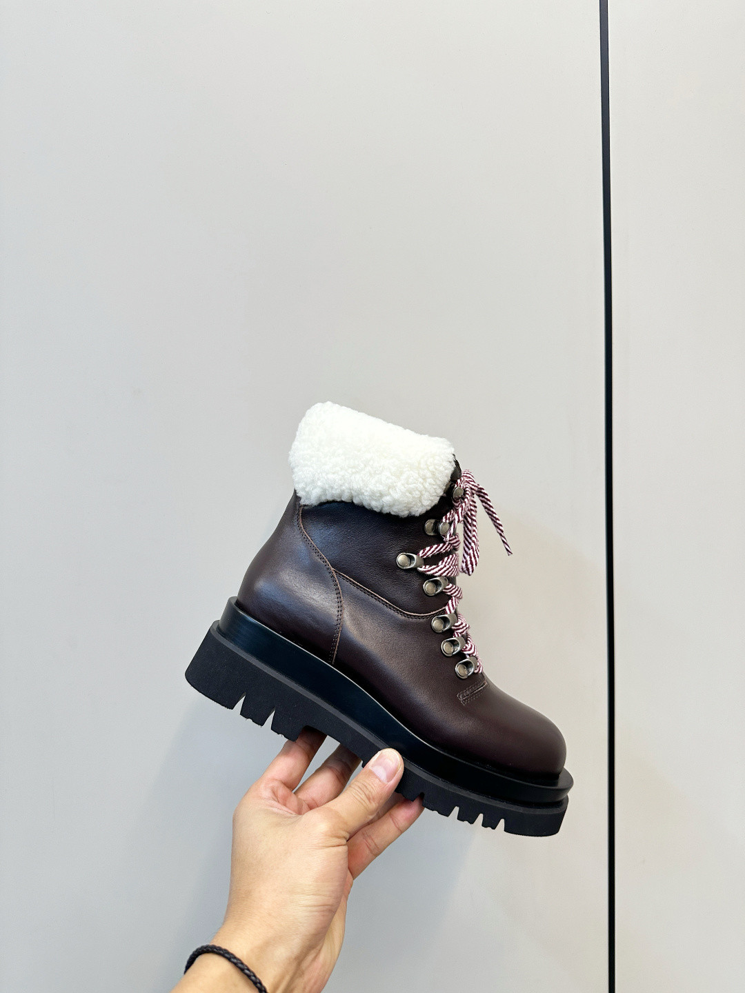 ua bo*te*ga Ve*ne*ta lug hiking ankle boot