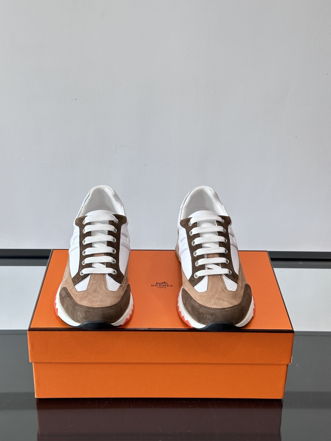 ua H**mes sneakers trail
