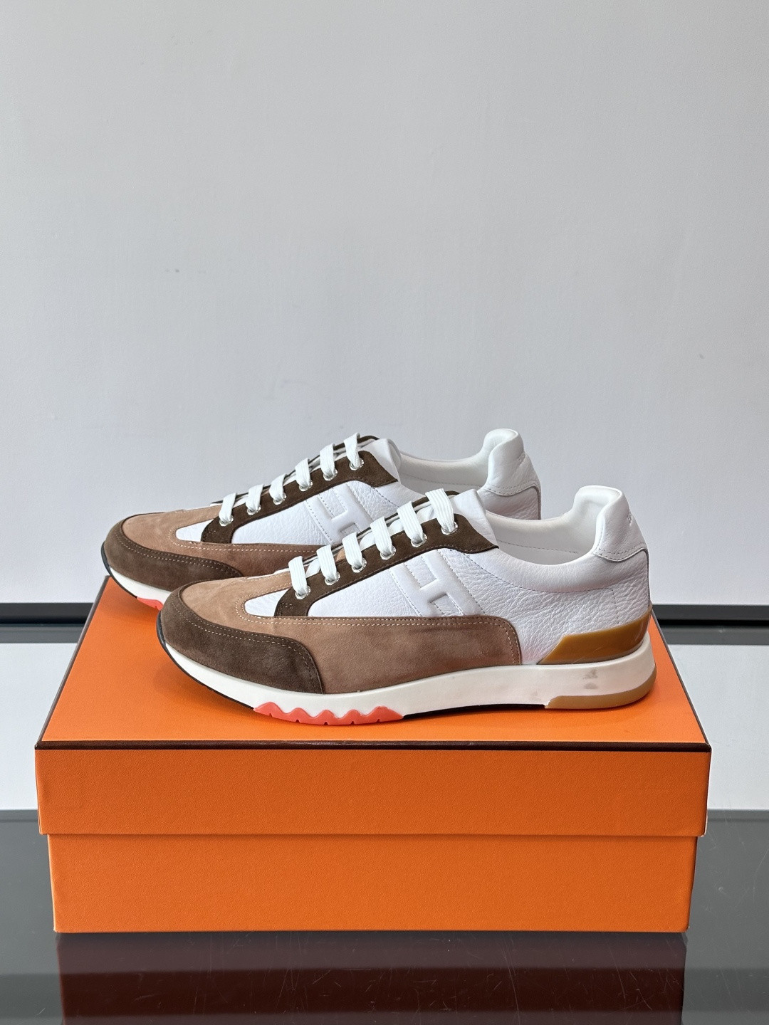ua H**mes sneakers trail