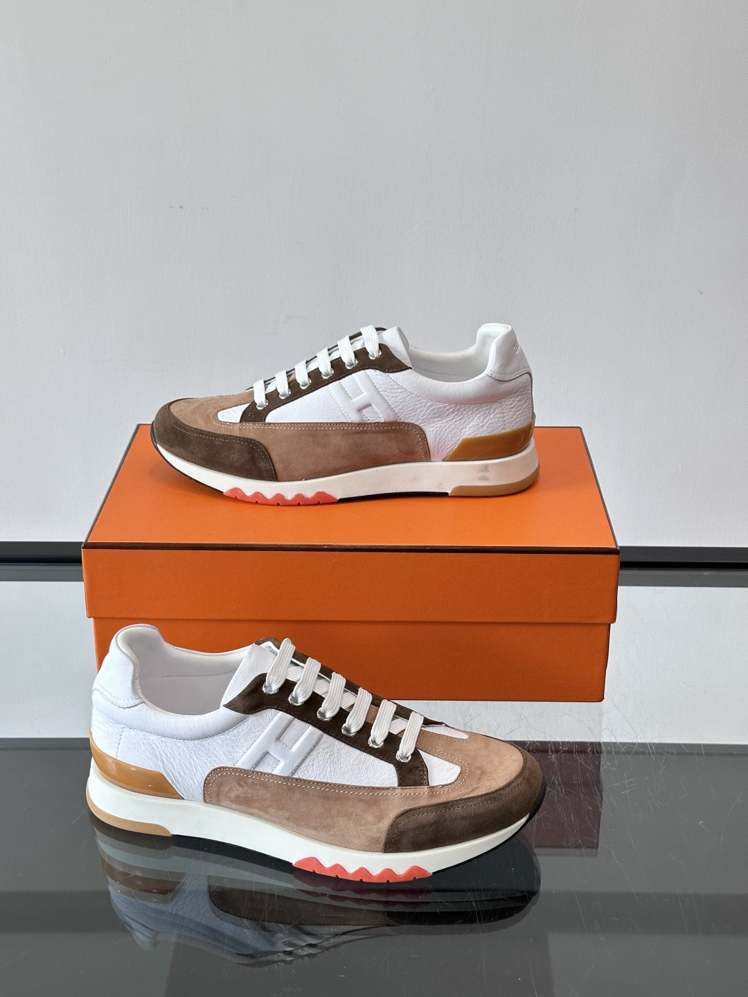 ua H**mes sneakers trail