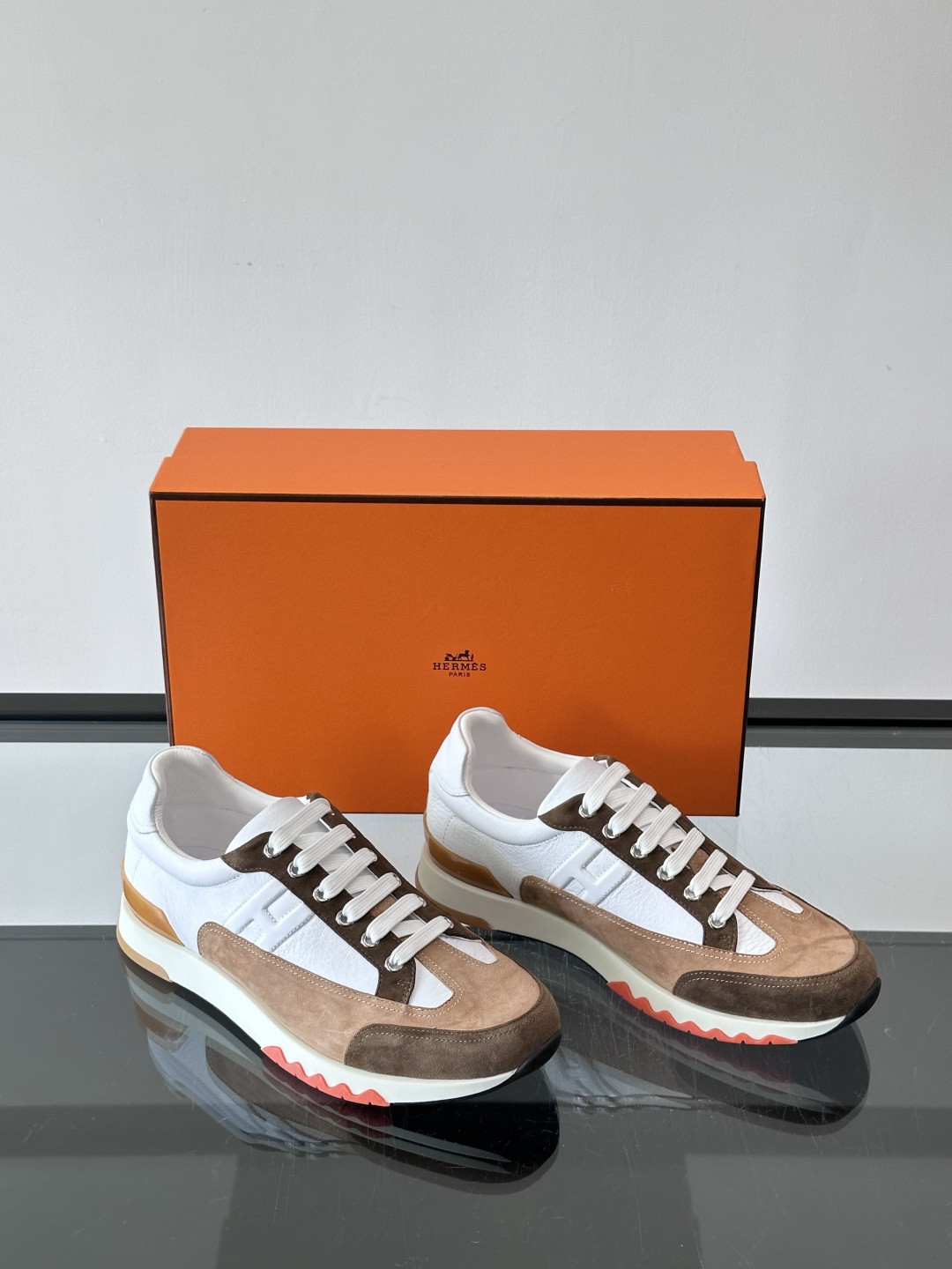 ua H**mes sneakers trail