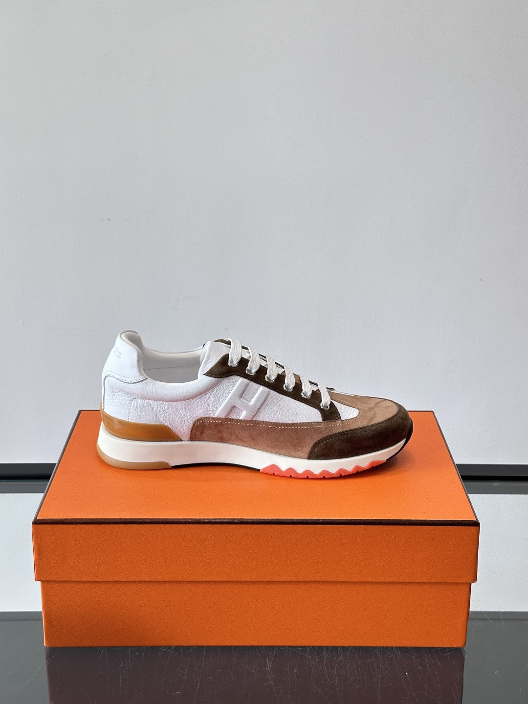 ua H**mes sneakers trail