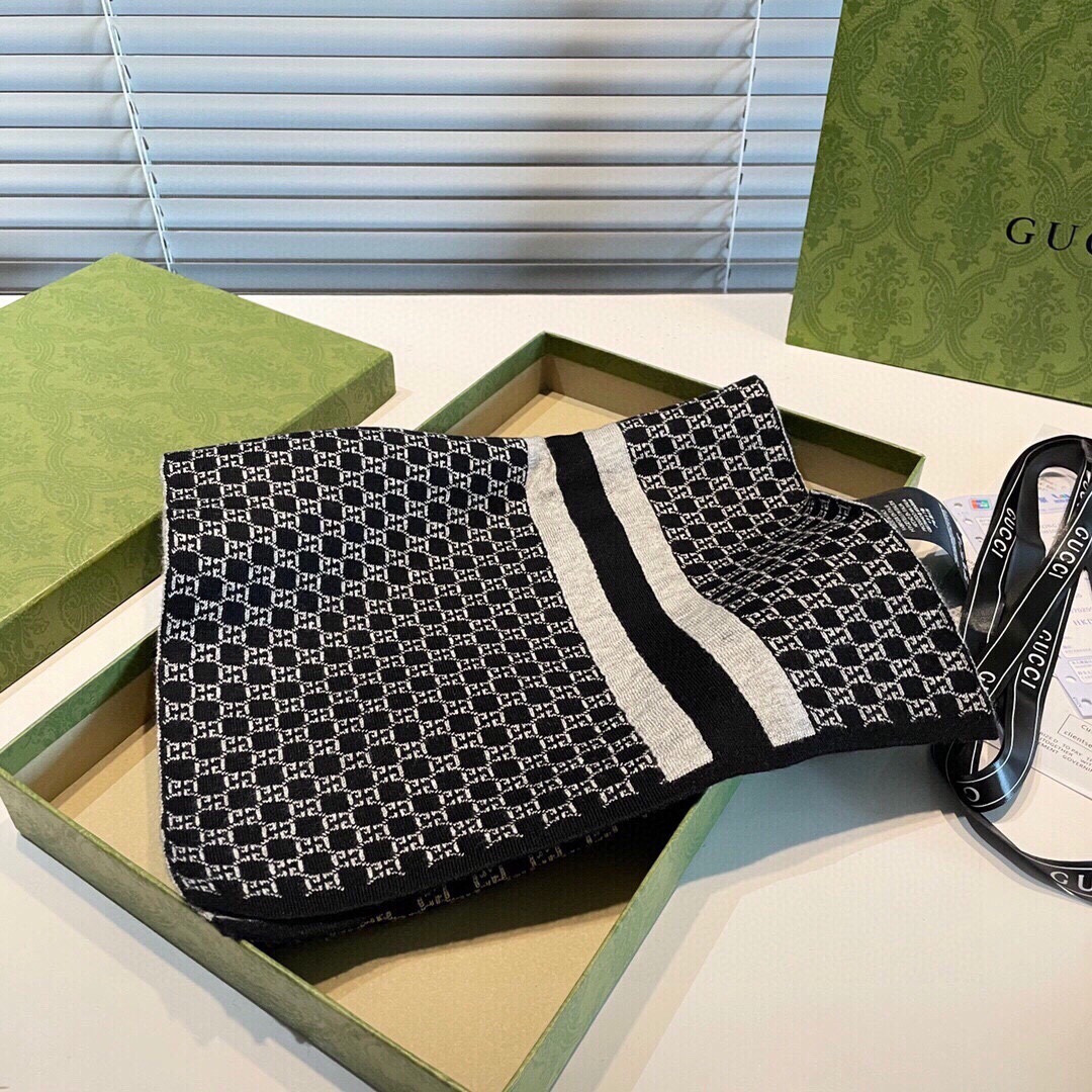 G*u*i scarf 32x180cm