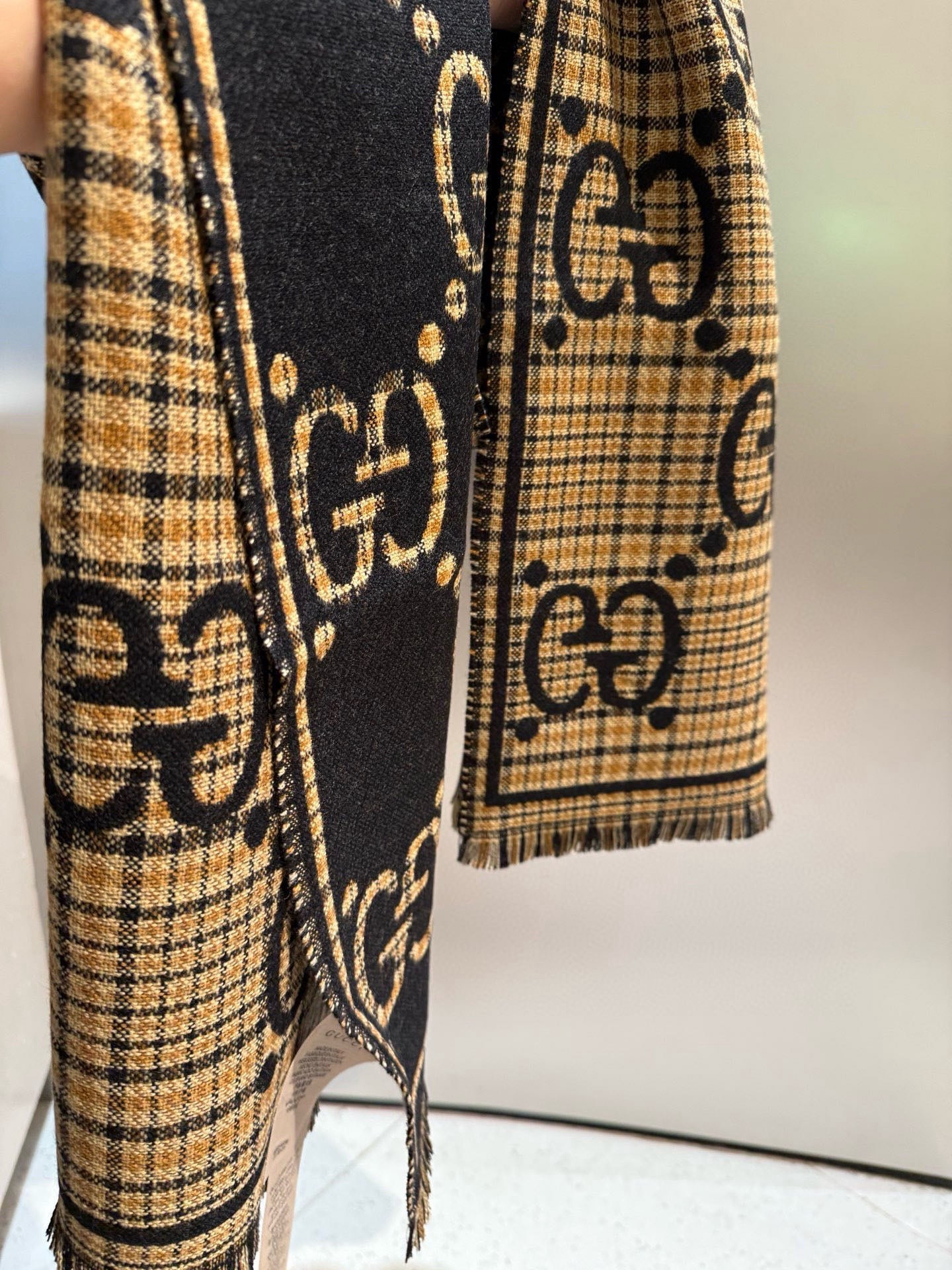 G*u*i scarf 47x180cm