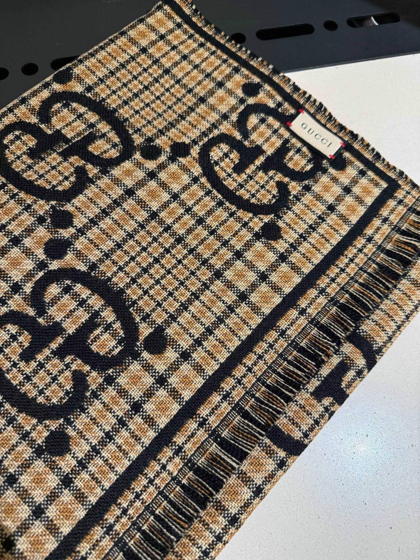 G*u*i scarf 47x180cm