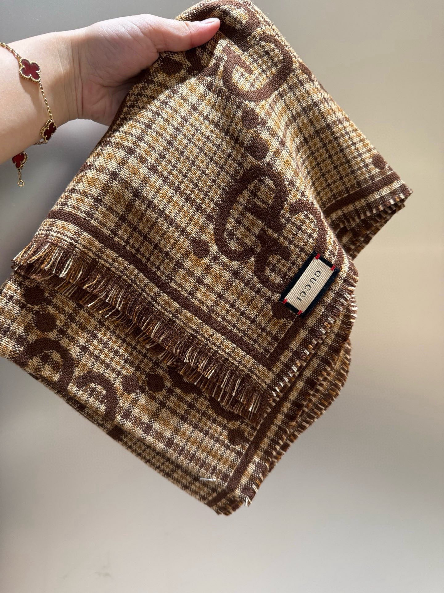 G*u*i scarf 47x180cm