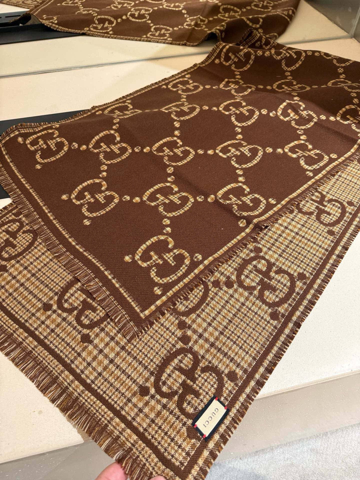 G*u*i scarf 47x180cm