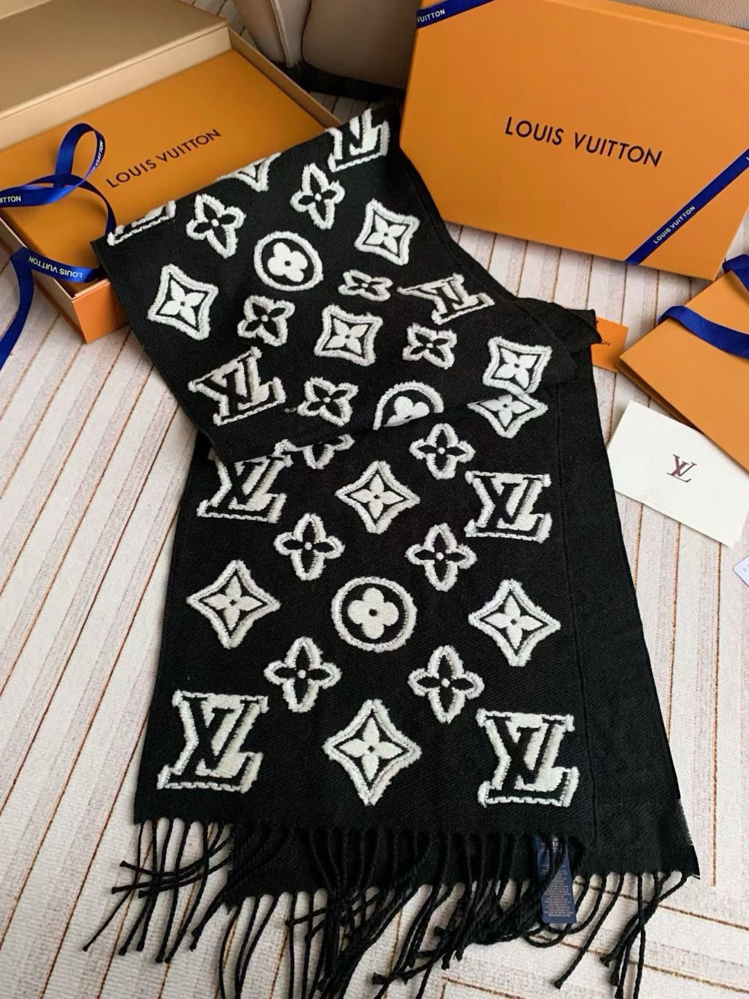 l0*is V*t0n scarf 34x220cm