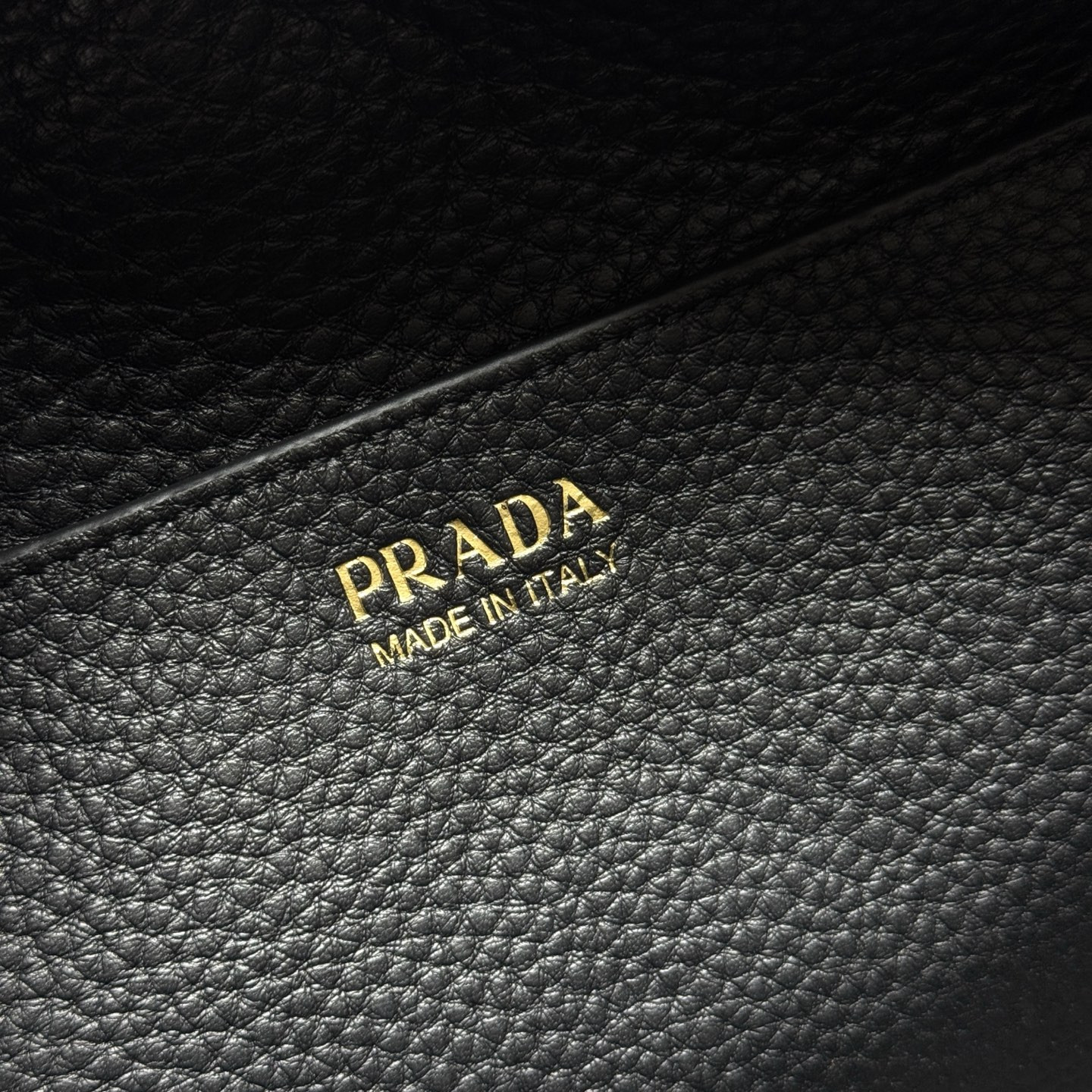 Pra*a large leather top-handle bag 22x33x14cm